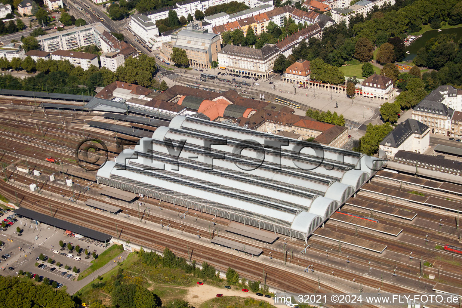 Vue aérienne de Voie et gare principale de la Deutsche Bahn à le quartier Südweststadt in Karlsruhe dans le département Bade-Wurtemberg, Allemagne