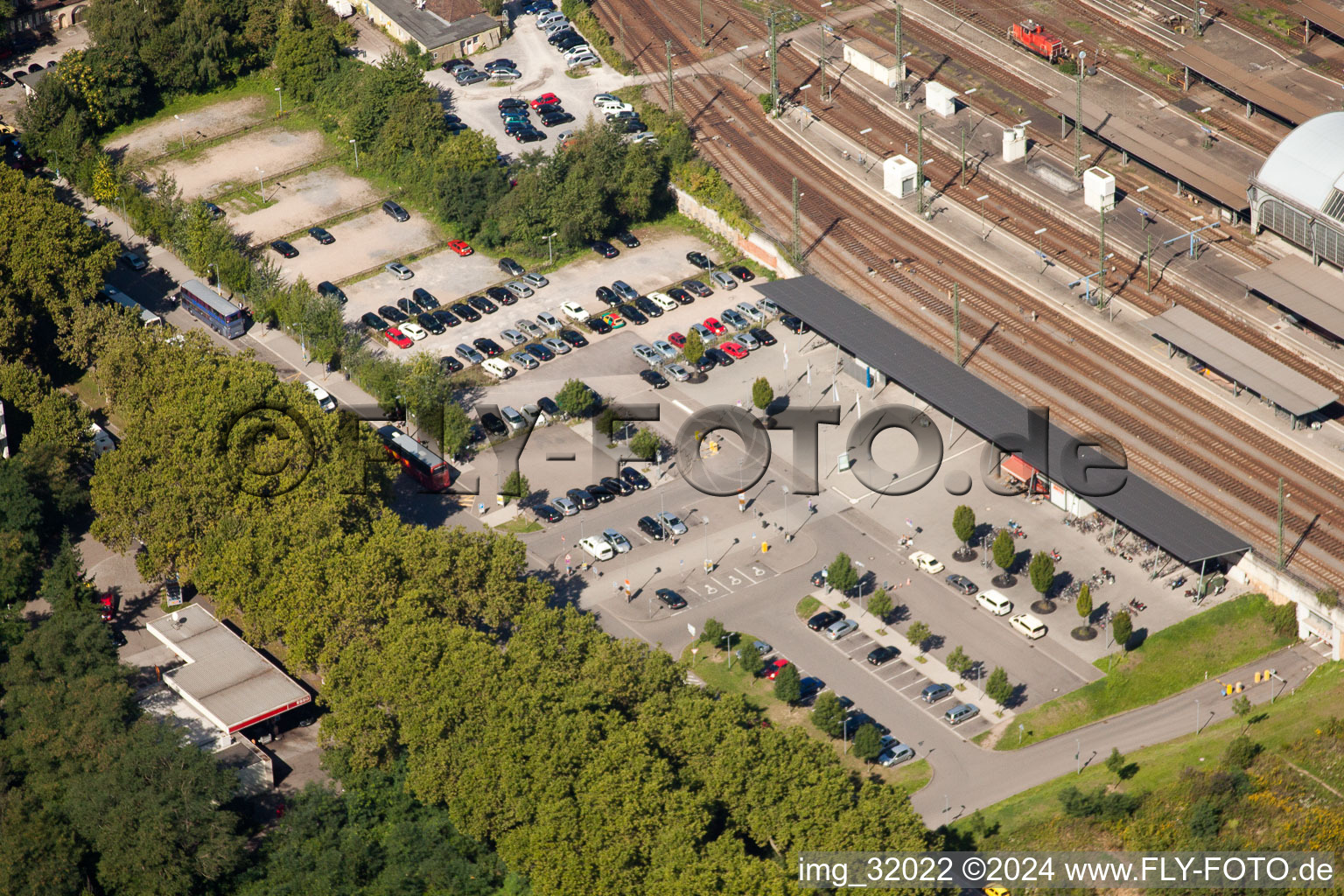 Photographie aérienne de Voie et gare principale de la Deutsche Bahn à le quartier Südweststadt in Karlsruhe dans le département Bade-Wurtemberg, Allemagne