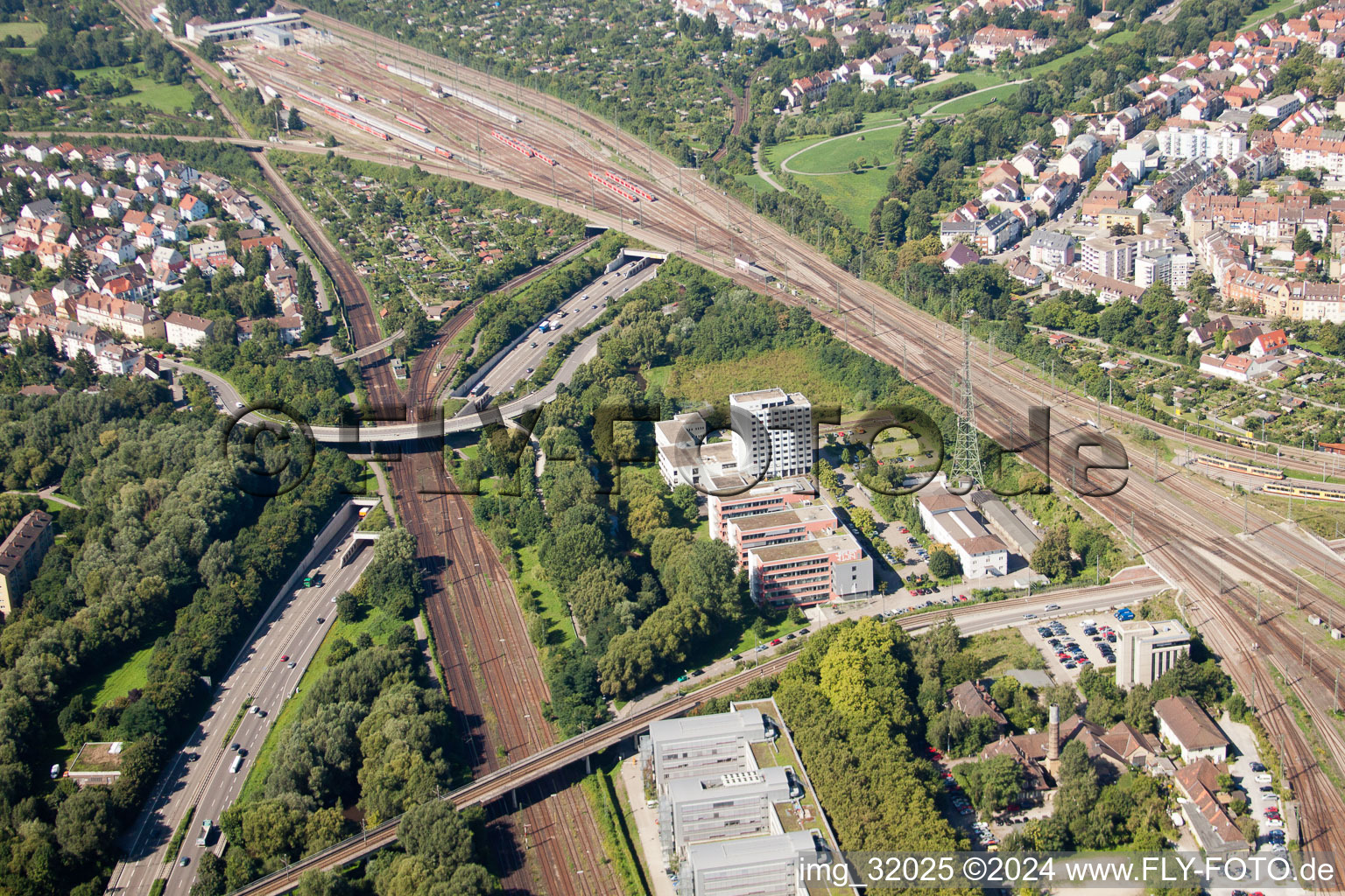 Vue aérienne de Entrée et sortie du tunnel Edeltrud sur la rocade sud, la route B10 traverse le tunnel dans le quartier Beiertheim - Bulach à le quartier Beiertheim-Bulach in Karlsruhe dans le département Bade-Wurtemberg, Allemagne