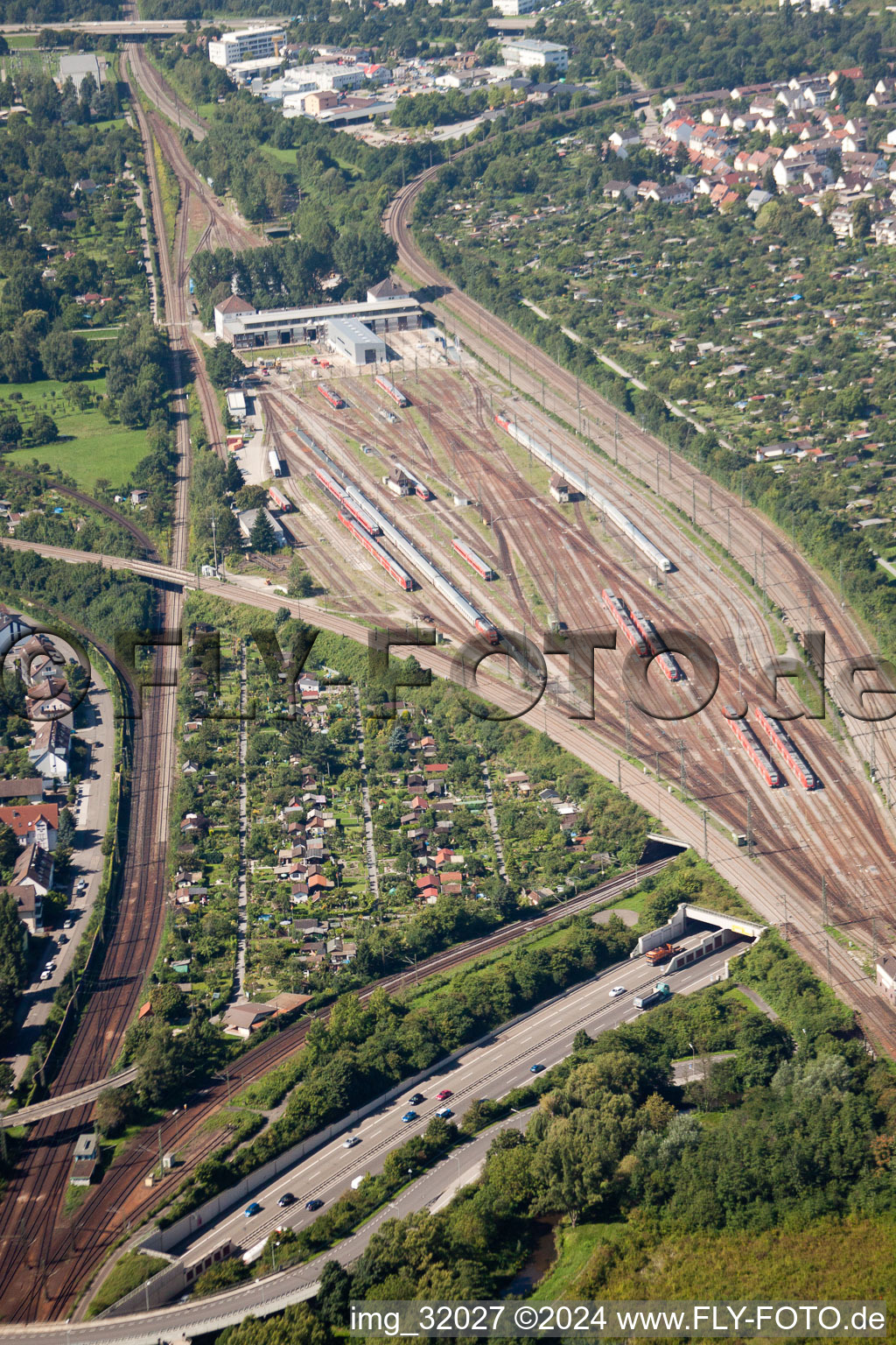 Photographie aérienne de Tracé de la voie ferrée au-dessus du tunnel de l'Edeltrud sur la rocade sud. La route B10 traverse le tunnel dans le quartier Beiertheim - Bulach à le quartier Beiertheim-Bulach in Karlsruhe dans le département Bade-Wurtemberg, Allemagne