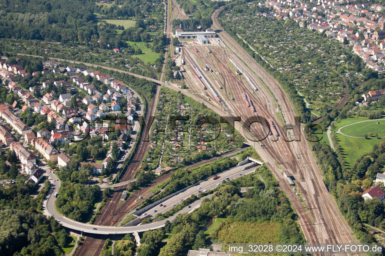 Vue oblique de Tracé de la voie ferrée au-dessus du tunnel de l'Edeltrud sur la rocade sud. La route B10 traverse le tunnel dans le quartier Beiertheim - Bulach à le quartier Beiertheim-Bulach in Karlsruhe dans le département Bade-Wurtemberg, Allemagne