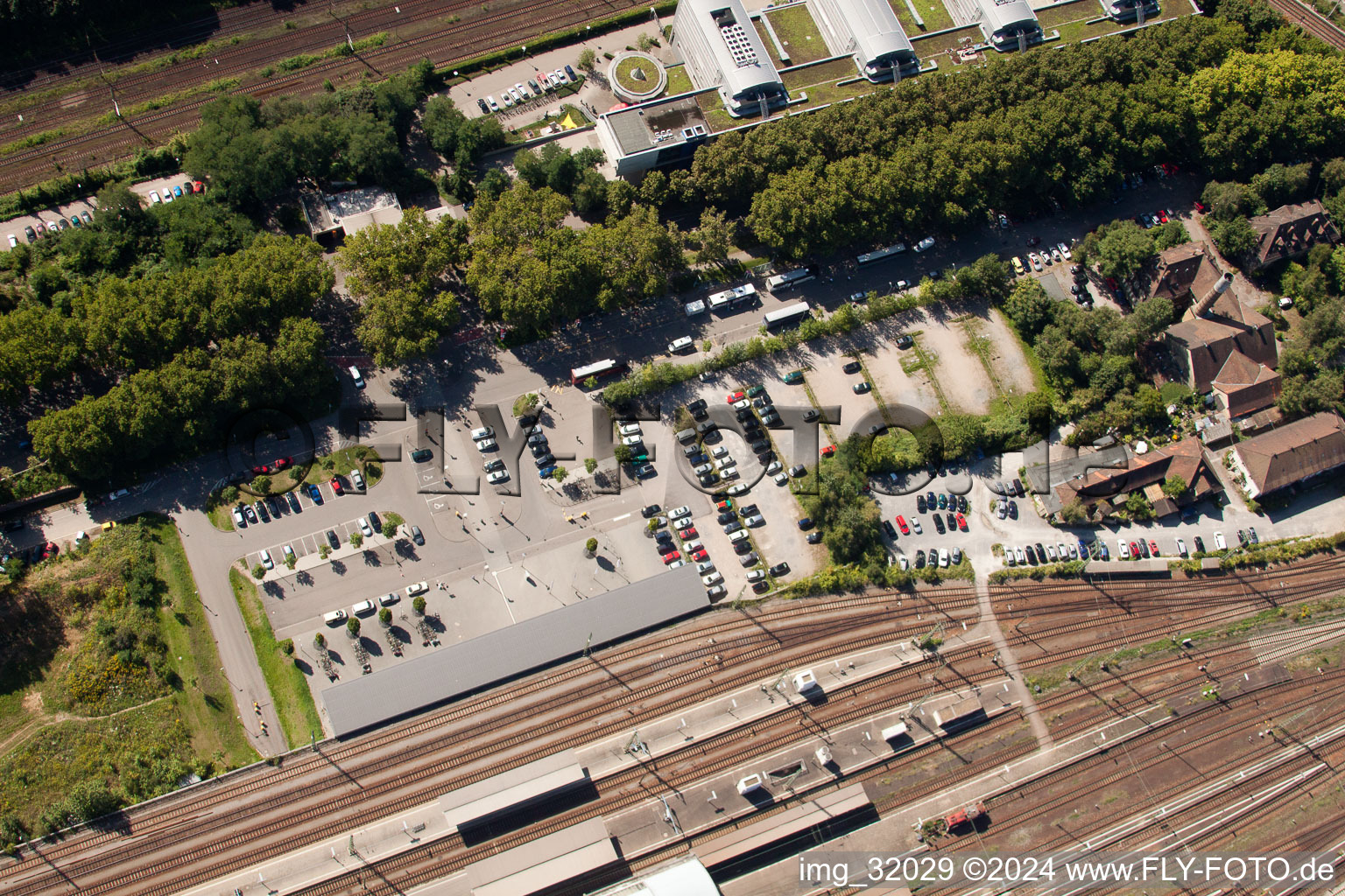 Vue oblique de Voie et gare principale de la Deutsche Bahn à le quartier Südweststadt in Karlsruhe dans le département Bade-Wurtemberg, Allemagne