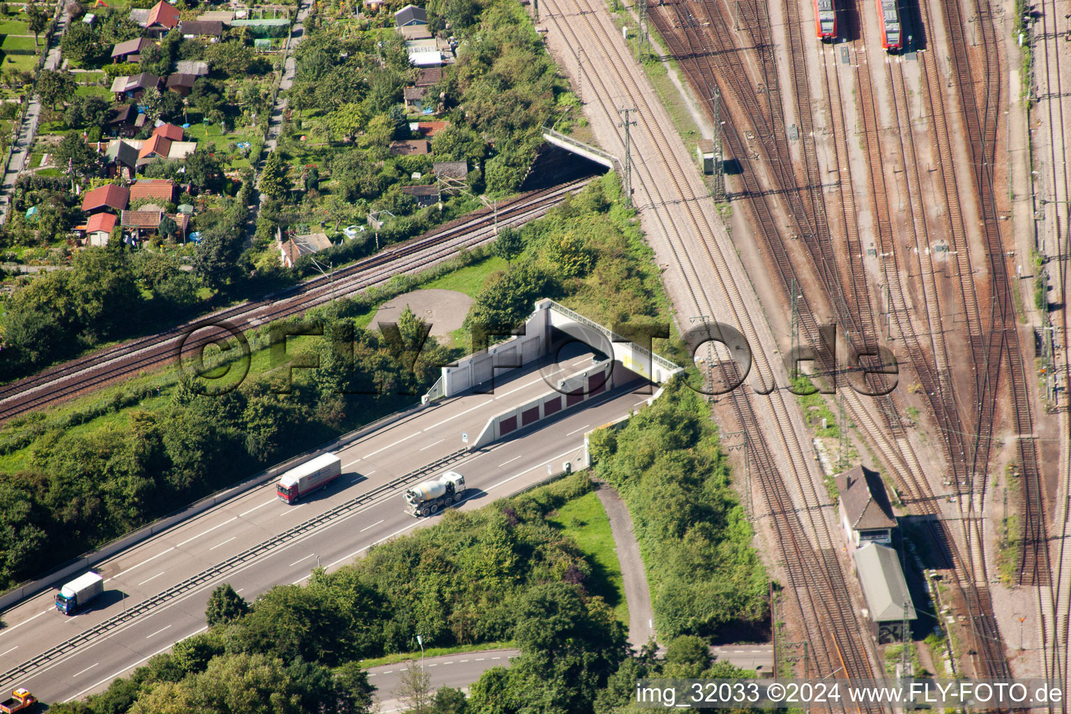 Photographie aérienne de Entrée et sortie du tunnel Edeltrud sur la tangente sud, la route B10 traverse le tunnel dans le quartier Beiertheim - Bulach à le quartier Beiertheim-Bulach in Karlsruhe dans le département Bade-Wurtemberg, Allemagne