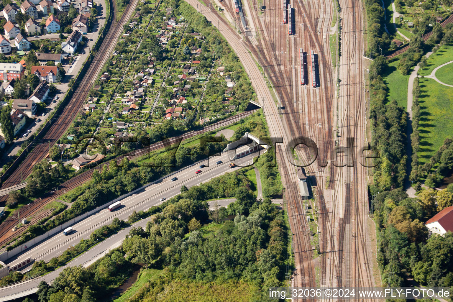 Vue oblique de Entrée et sortie du tunnel Edeltrud sur la rocade sud, la route B10 traverse le tunnel dans le quartier Beiertheim - Bulach à le quartier Beiertheim-Bulach in Karlsruhe dans le département Bade-Wurtemberg, Allemagne