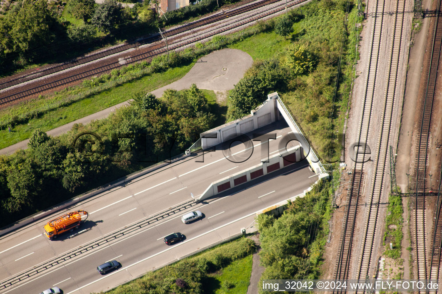 Entrée et sortie du tunnel Edeltrud sur la rocade sud, la route B10 traverse le tunnel dans le quartier Beiertheim - Bulach à le quartier Beiertheim-Bulach in Karlsruhe dans le département Bade-Wurtemberg, Allemagne d'en haut