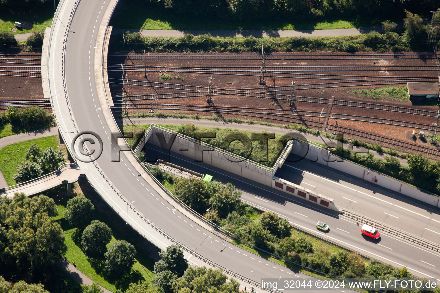 Vue oblique de Tracé du passage à niveau des systèmes ferroviaires et ferroviaires de la Deutsche Bahn à le quartier Beiertheim-Bulach in Karlsruhe dans le département Bade-Wurtemberg, Allemagne