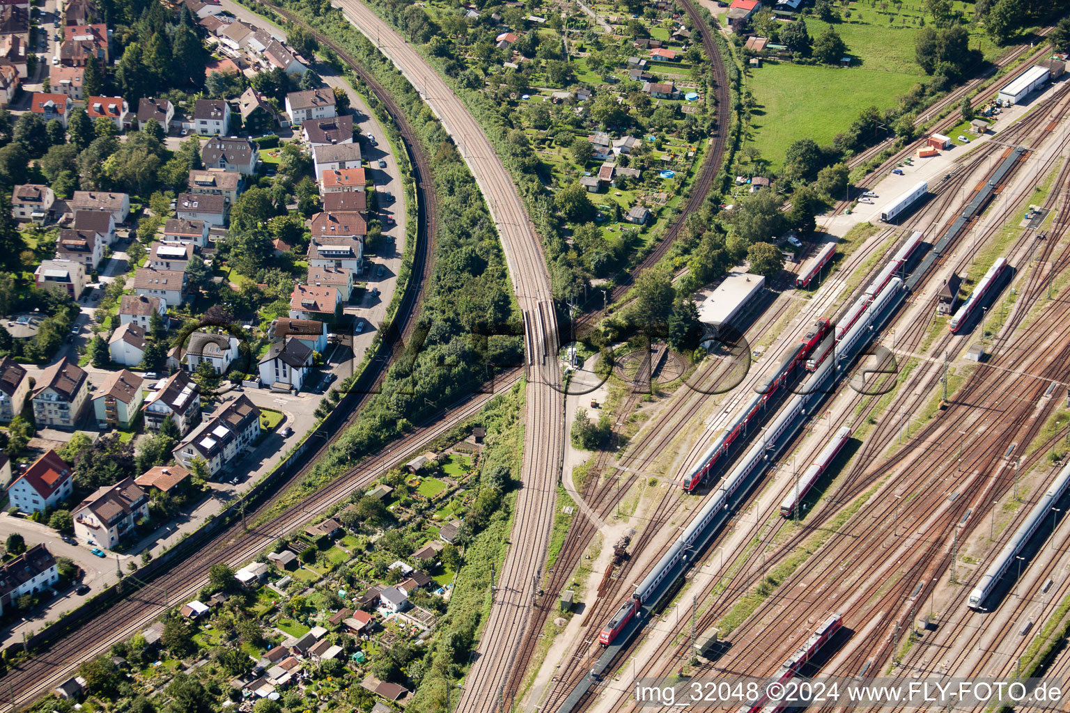Tracé du passage à niveau des systèmes ferroviaires et ferroviaires de la Deutsche Bahn à le quartier Beiertheim-Bulach in Karlsruhe dans le département Bade-Wurtemberg, Allemagne d'en haut