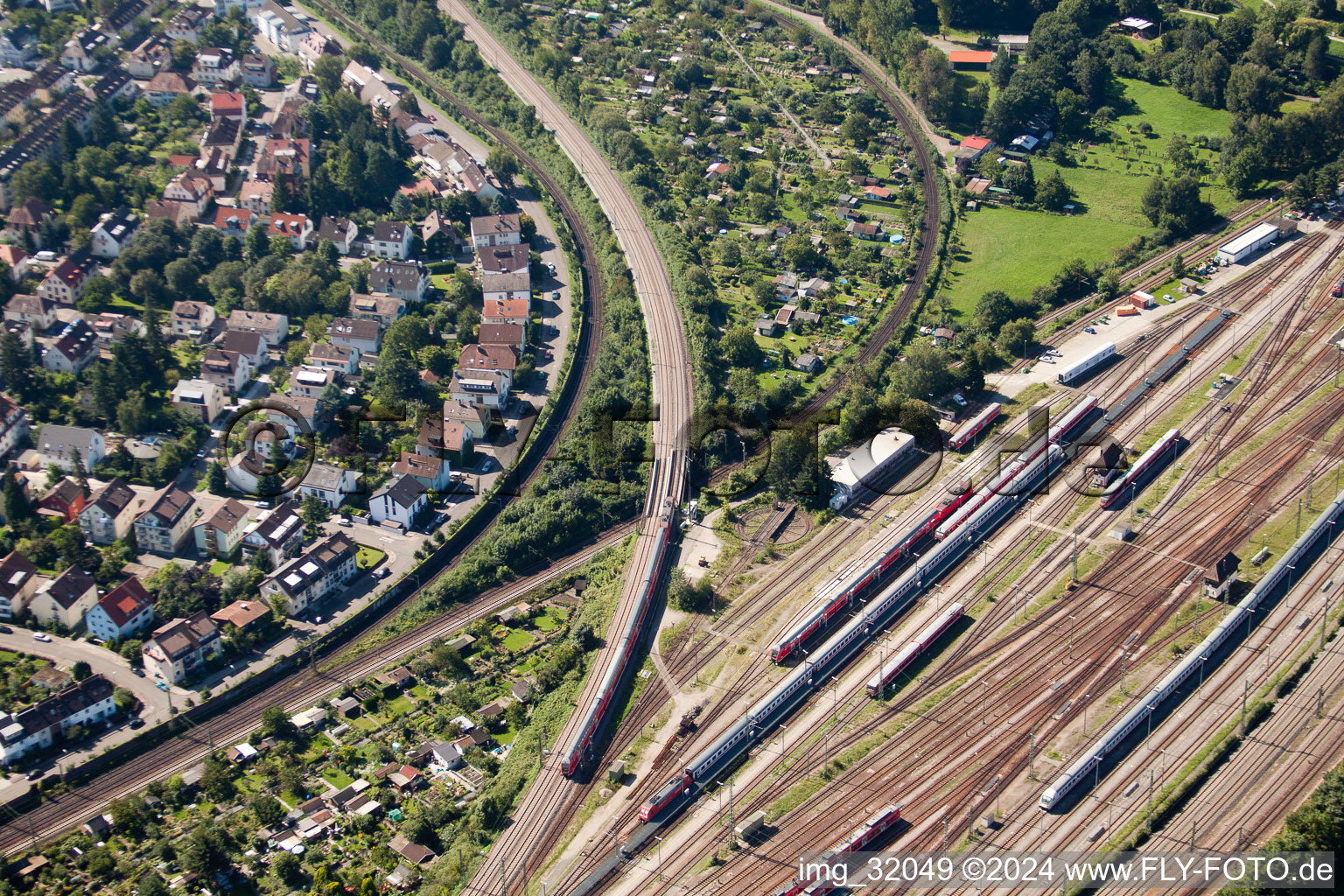 Tracé du passage à niveau des systèmes ferroviaires et ferroviaires de la Deutsche Bahn à le quartier Beiertheim-Bulach in Karlsruhe dans le département Bade-Wurtemberg, Allemagne hors des airs