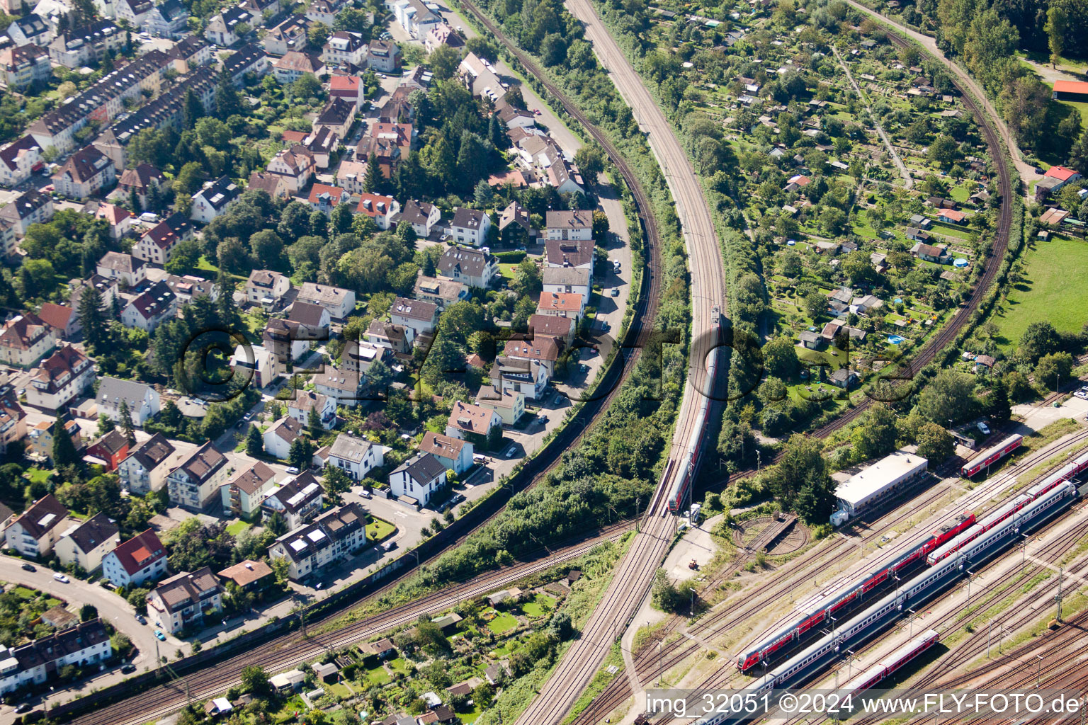 Tracé du passage à niveau des systèmes ferroviaires et ferroviaires de la Deutsche Bahn à le quartier Beiertheim-Bulach in Karlsruhe dans le département Bade-Wurtemberg, Allemagne vue d'en haut