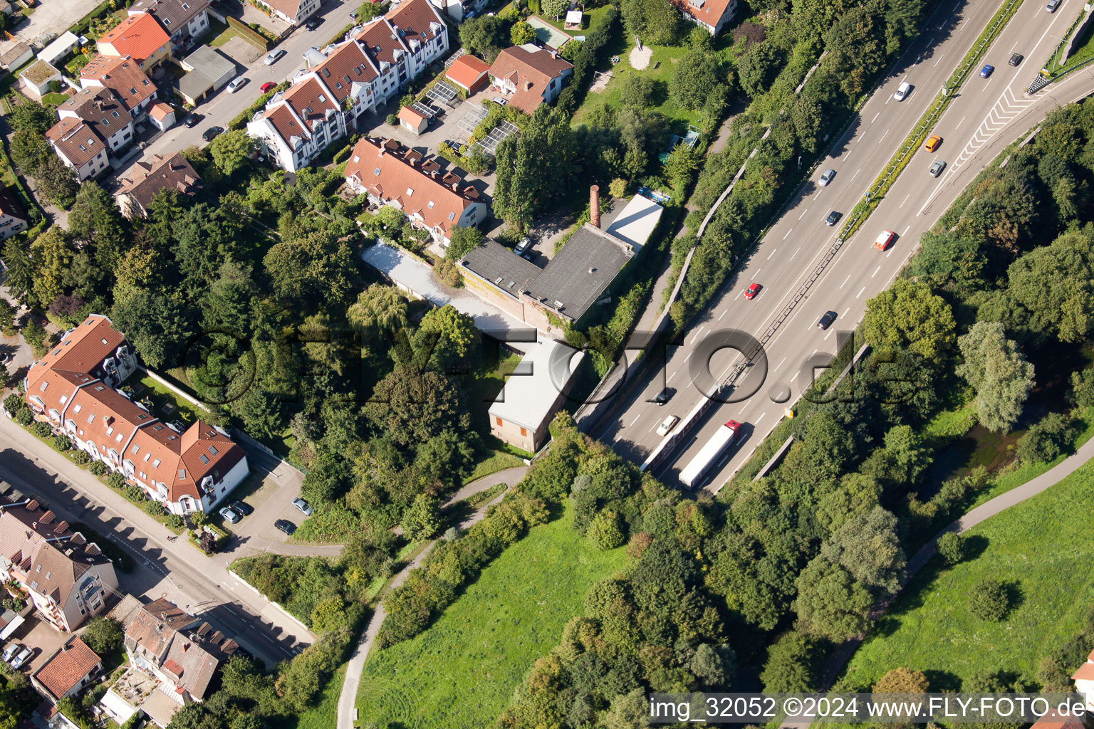 Entrée et sortie du tunnel Edeltrud sur la rocade sud, la route B10 traverse le tunnel dans le quartier Beiertheim - Bulach à le quartier Beiertheim-Bulach in Karlsruhe dans le département Bade-Wurtemberg, Allemagne hors des airs