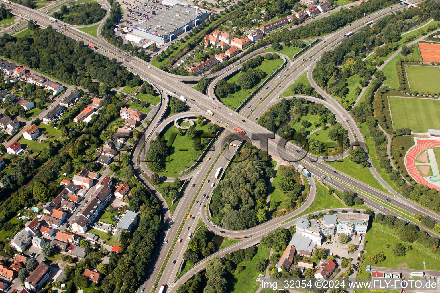 Orientation du trafic et chaussées au carrefour tangentiel sud jusqu'à la desserte A5 Karlsruhe Ettlingen devant le tunnel de l'Edeltrud à le quartier Beiertheim-Bulach in Karlsruhe dans le département Bade-Wurtemberg, Allemagne hors des airs