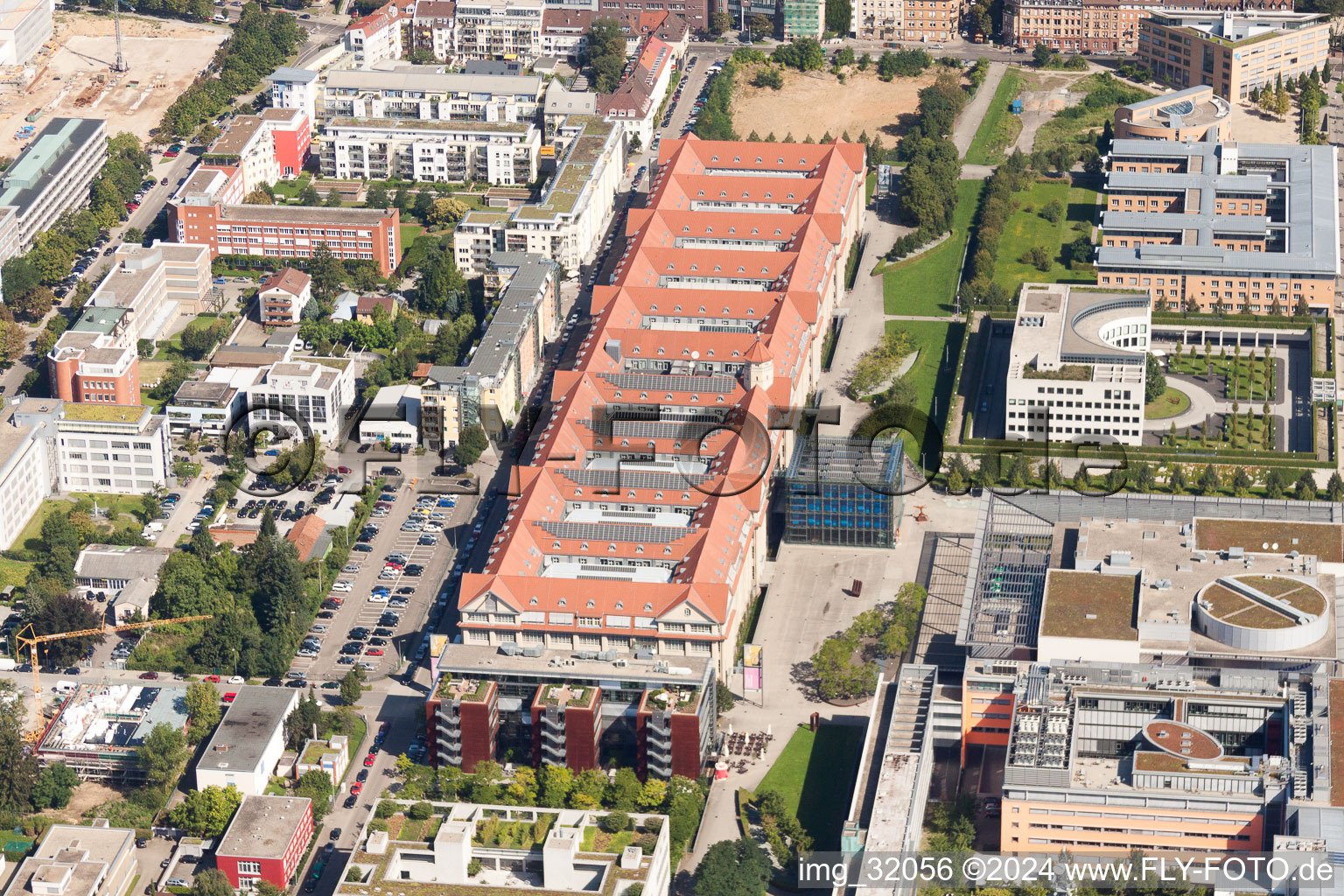 Vue aérienne de Ensemble de bâtiments de musée ZKM | Centre d'art et de médias à le quartier Südweststadt in Karlsruhe dans le département Bade-Wurtemberg, Allemagne