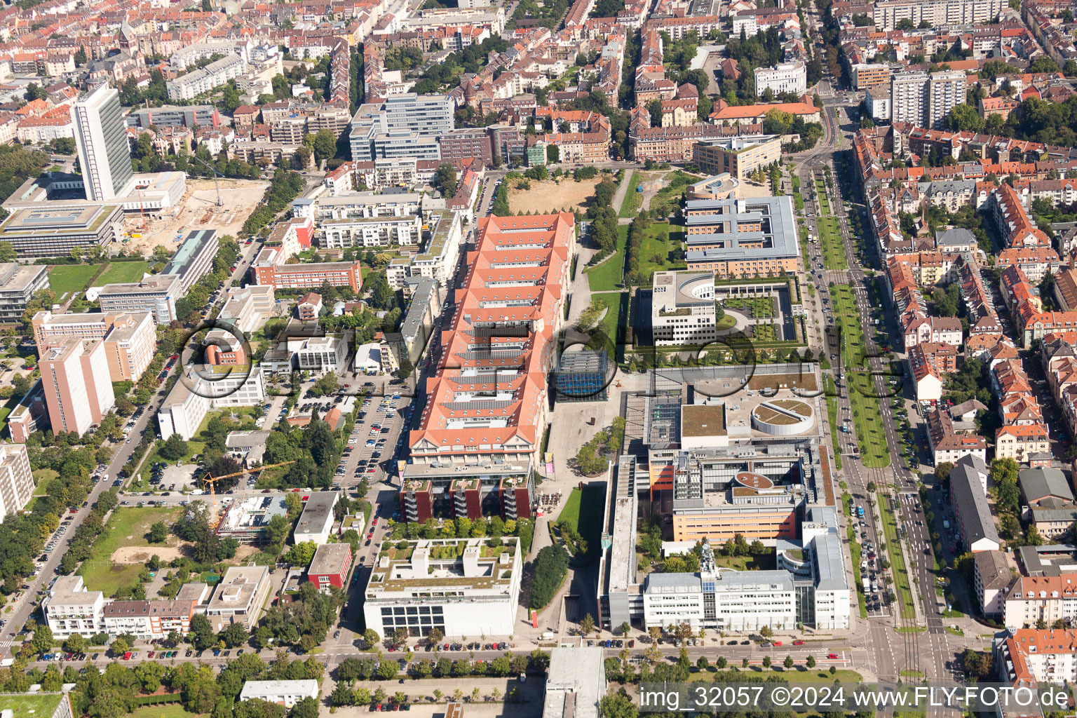 Vue aérienne de Ensemble de bâtiments de musée ZKM | Centre d'art et de médias à le quartier Südweststadt in Karlsruhe dans le département Bade-Wurtemberg, Allemagne