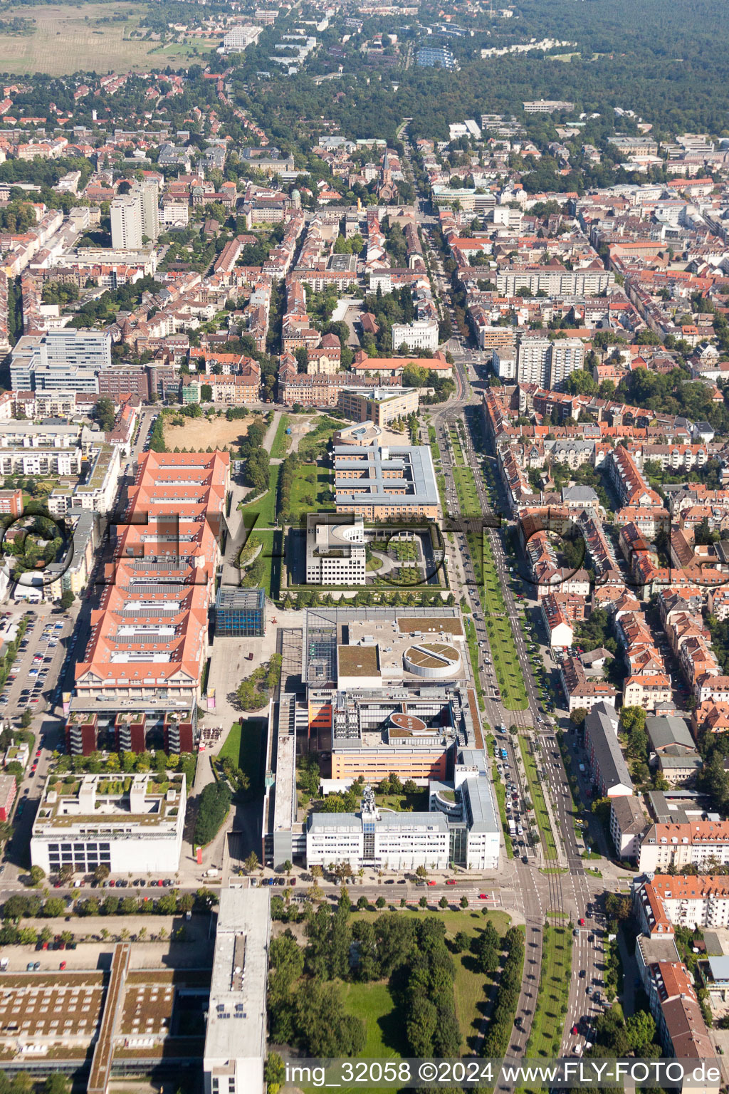 Photographie aérienne de Ensemble de bâtiments de musée ZKM | Centre d'art et de médias à le quartier Südweststadt in Karlsruhe dans le département Bade-Wurtemberg, Allemagne