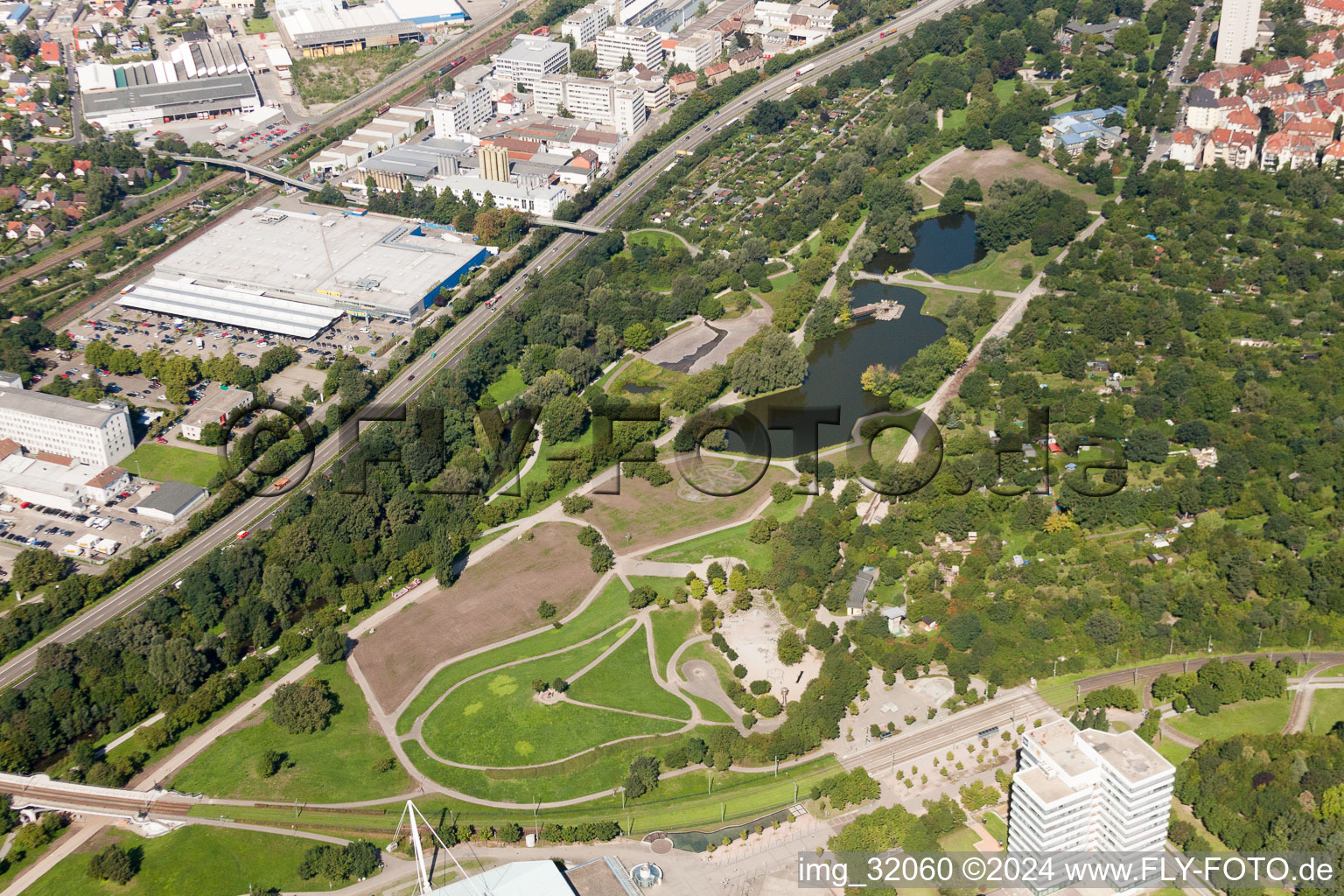 Vue aérienne de Parc Günther-Klotz-anlage à le quartier Südweststadt in Karlsruhe dans le département Bade-Wurtemberg, Allemagne