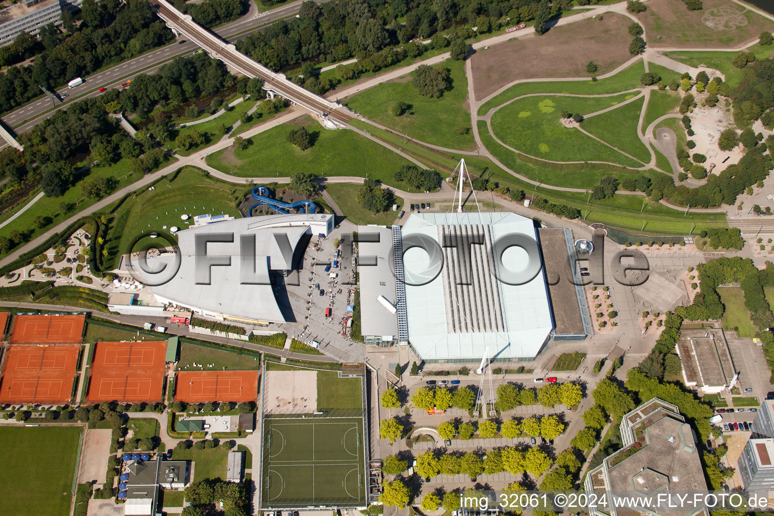 Vue aérienne de Europahalle Europabad à le quartier Südweststadt in Karlsruhe dans le département Bade-Wurtemberg, Allemagne