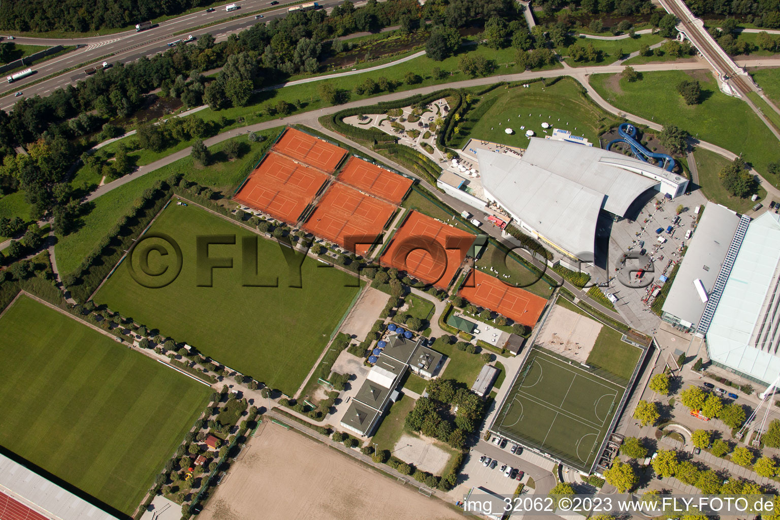 Vue aérienne de Europahalle Europabad à le quartier Südweststadt in Karlsruhe dans le département Bade-Wurtemberg, Allemagne