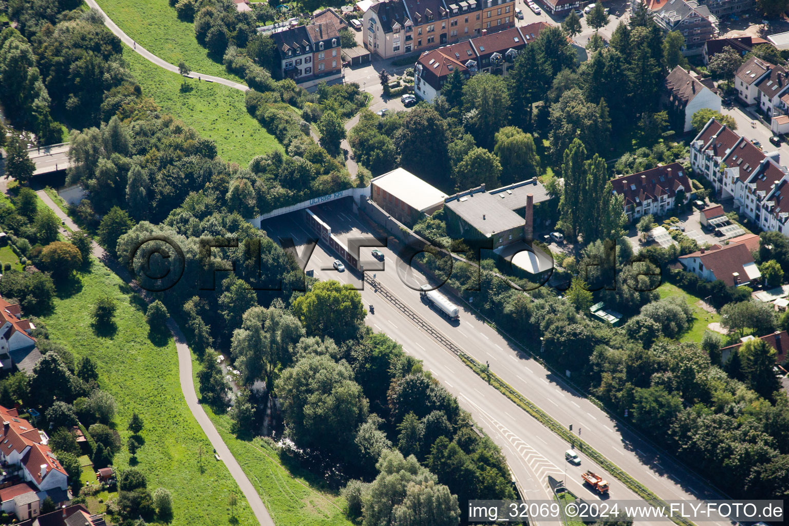 Entrée et sortie du tunnel Edeltrud sur la rocade sud, la route B10 traverse le tunnel dans le quartier Beiertheim - Bulach à le quartier Beiertheim-Bulach in Karlsruhe dans le département Bade-Wurtemberg, Allemagne vue d'en haut