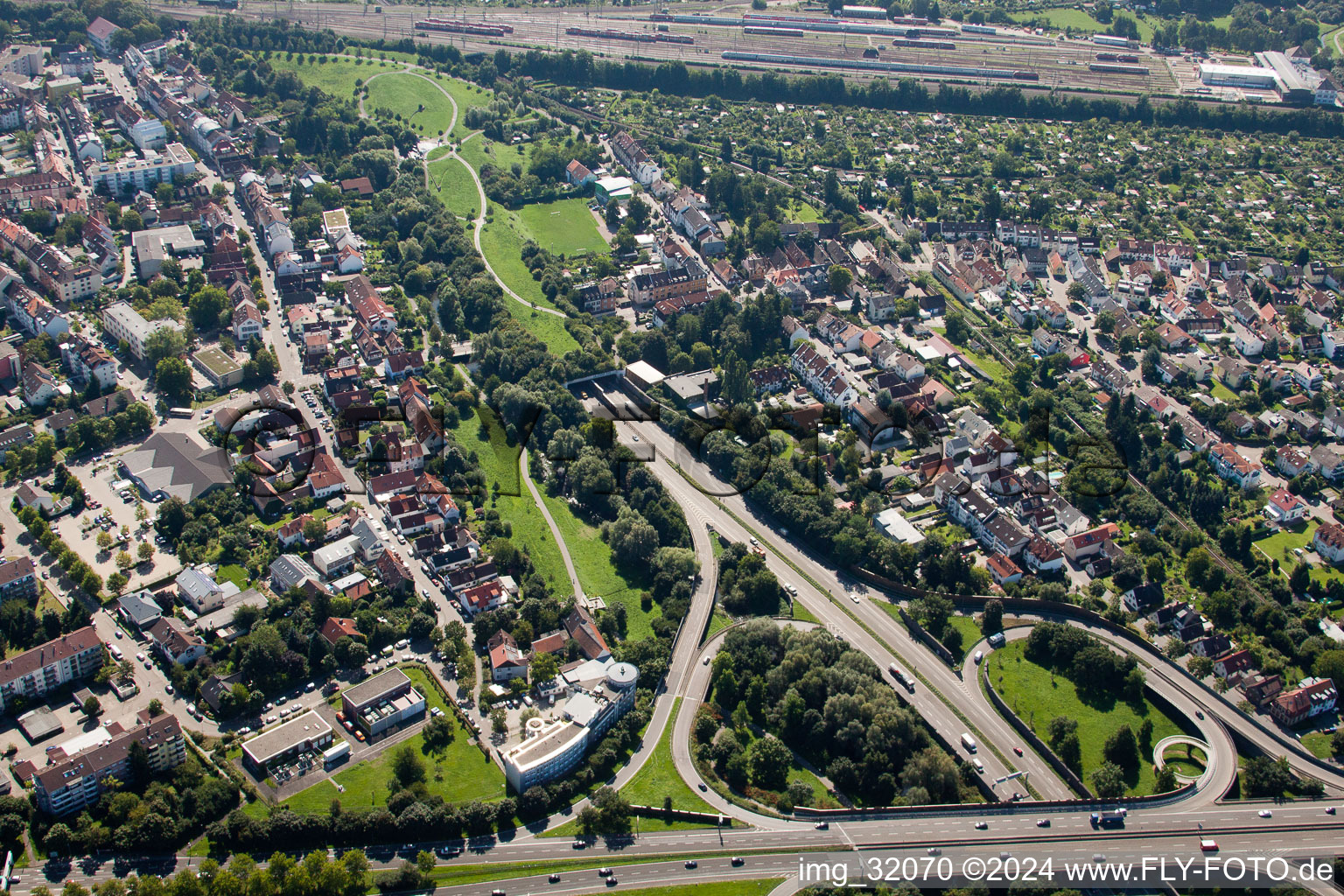 Entrée et sortie du tunnel Edeltrud sur la rocade sud, la route B10 traverse le tunnel dans le quartier Beiertheim - Bulach à le quartier Beiertheim-Bulach in Karlsruhe dans le département Bade-Wurtemberg, Allemagne depuis l'avion