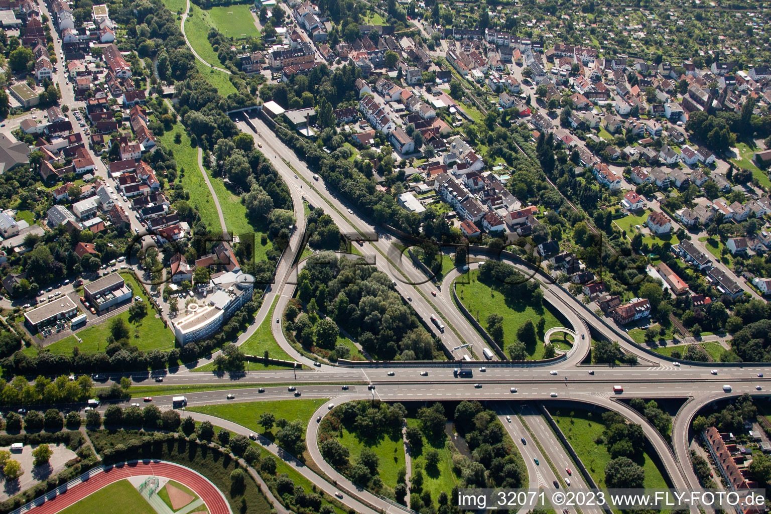 Orientation du trafic et chaussées au carrefour tangentiel sud jusqu'à la desserte A5 Karlsruhe Ettlingen devant le tunnel de l'Edeltrud à le quartier Beiertheim-Bulach in Karlsruhe dans le département Bade-Wurtemberg, Allemagne vue d'en haut