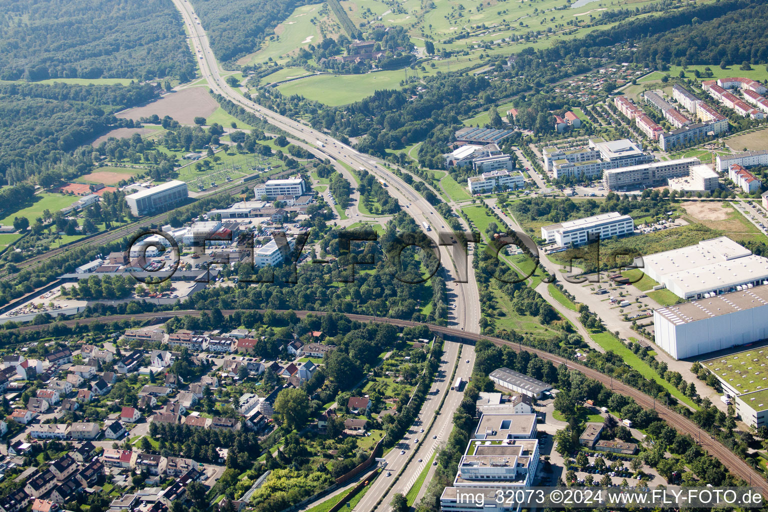 Vue aérienne de Structure de pont ferroviaire pour le tracé des voies ferrées à le quartier Beiertheim-Bulach in Karlsruhe dans le département Bade-Wurtemberg, Allemagne