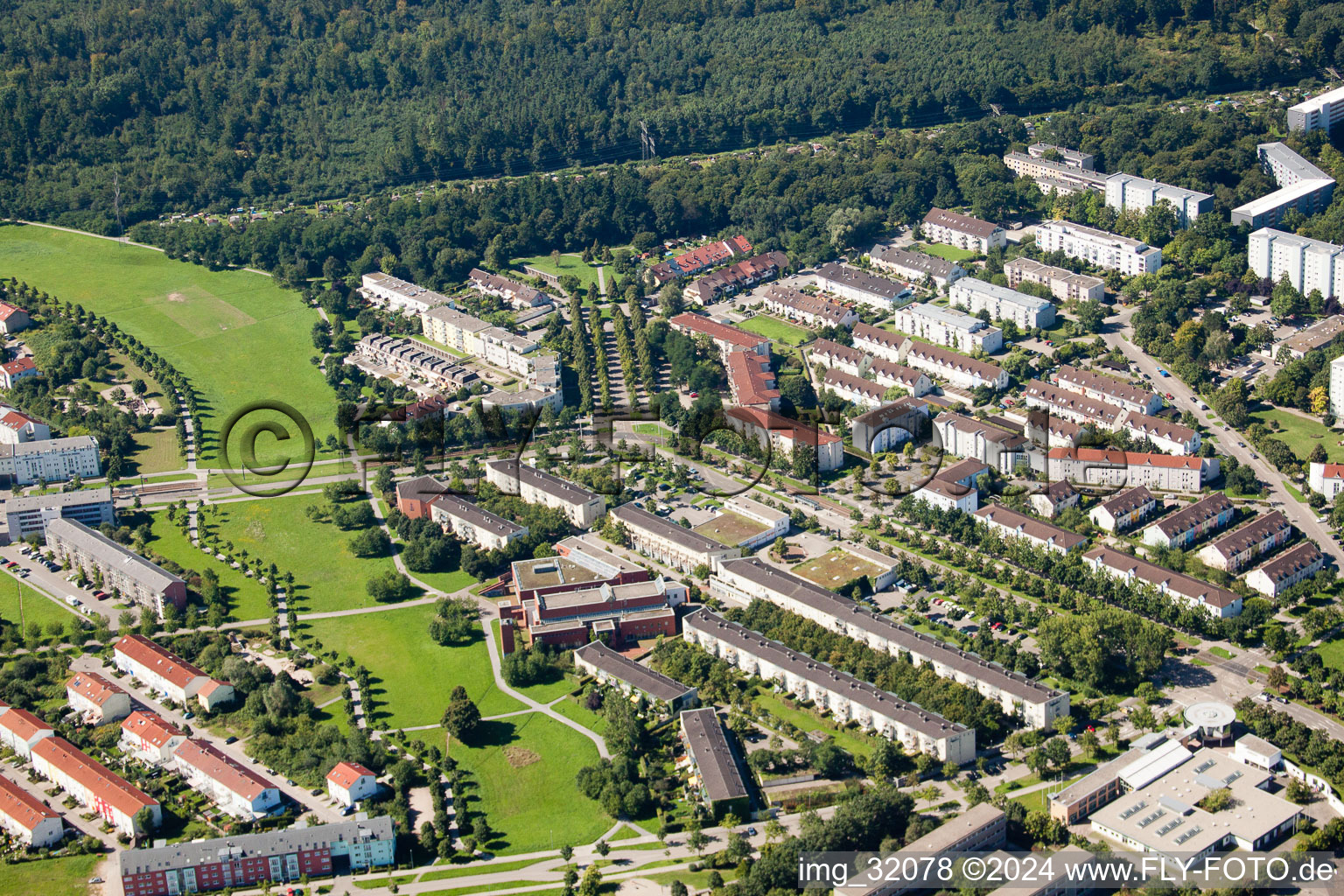 Vue aérienne de Rue Otto Wels à le quartier Oberreut in Karlsruhe dans le département Bade-Wurtemberg, Allemagne