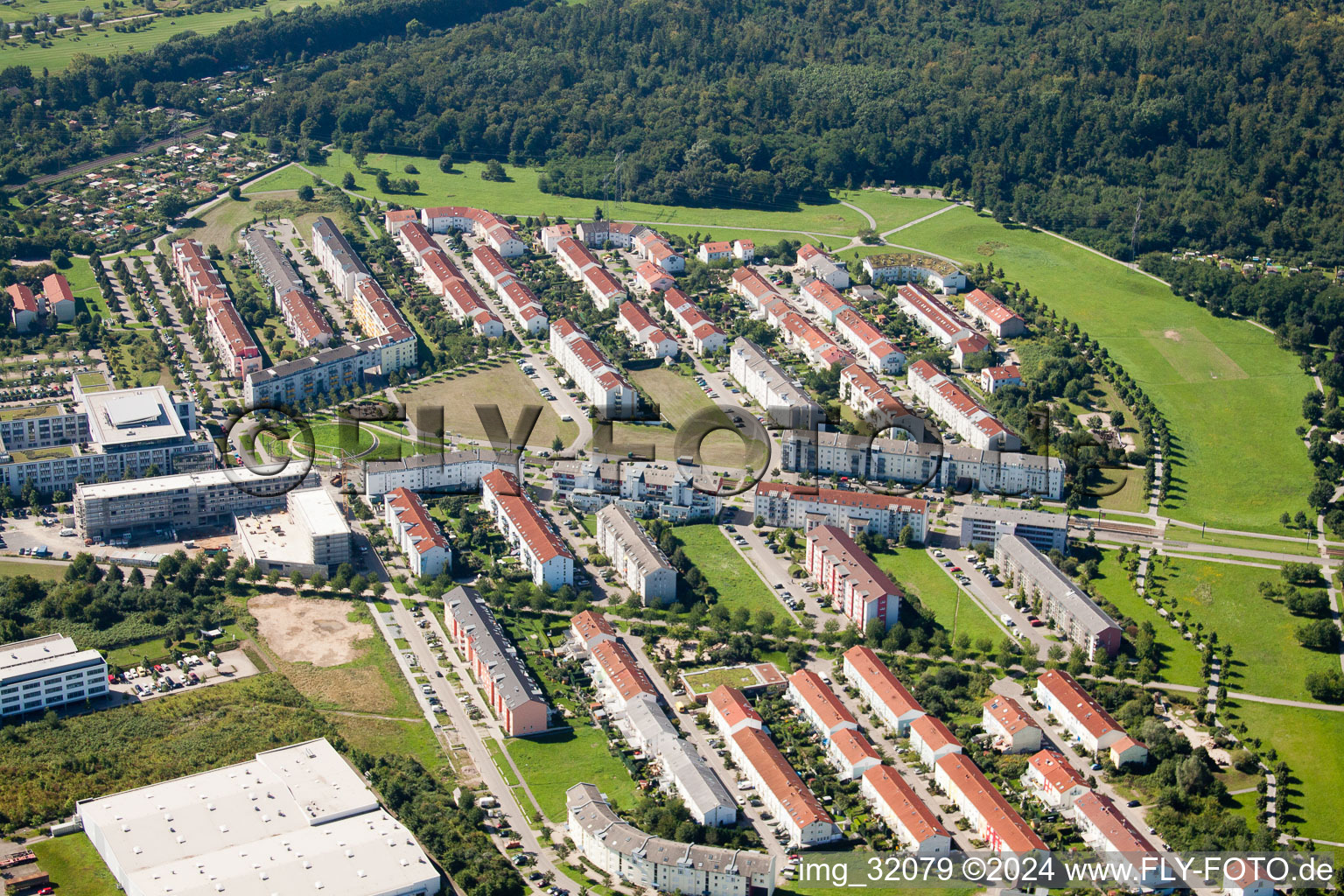 Vue aérienne de Rue Wilhelm Leuchner à le quartier Oberreut in Karlsruhe dans le département Bade-Wurtemberg, Allemagne