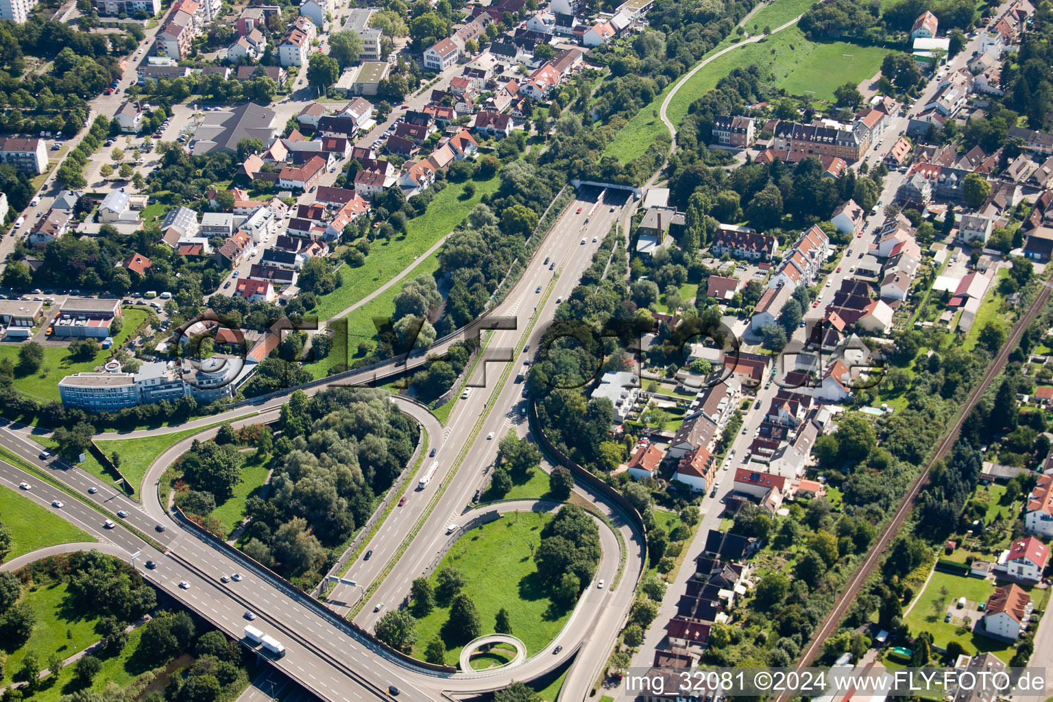 Vue d'oiseau de Entrée et sortie du tunnel Edeltrud sur la tangente sud, la route B10 traverse le tunnel dans le quartier Beiertheim - Bulach à le quartier Beiertheim-Bulach in Karlsruhe dans le département Bade-Wurtemberg, Allemagne