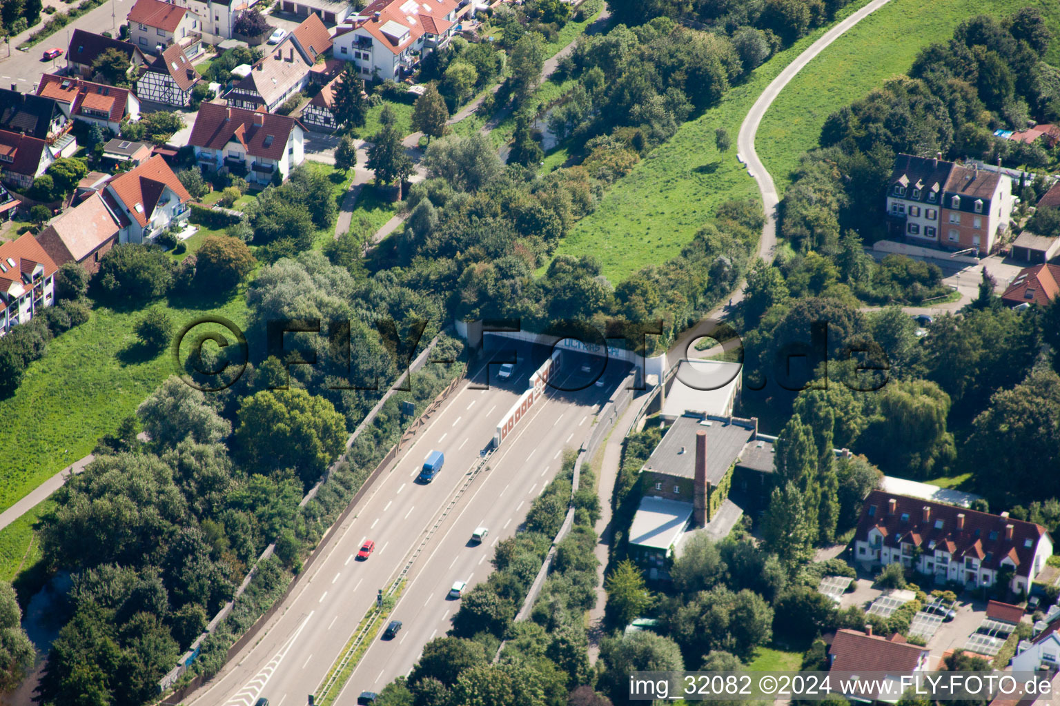 Entrée et sortie du tunnel Edeltrud sur la rocade sud, la route B10 traverse le tunnel dans le quartier Beiertheim - Bulach à le quartier Beiertheim-Bulach in Karlsruhe dans le département Bade-Wurtemberg, Allemagne vue du ciel