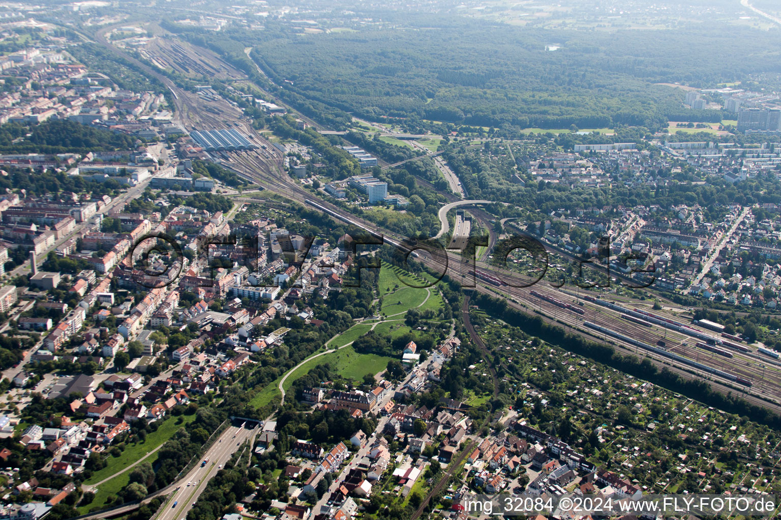 Voie et gare principale de la Deutsche Bahn à le quartier Südweststadt in Karlsruhe dans le département Bade-Wurtemberg, Allemagne d'en haut