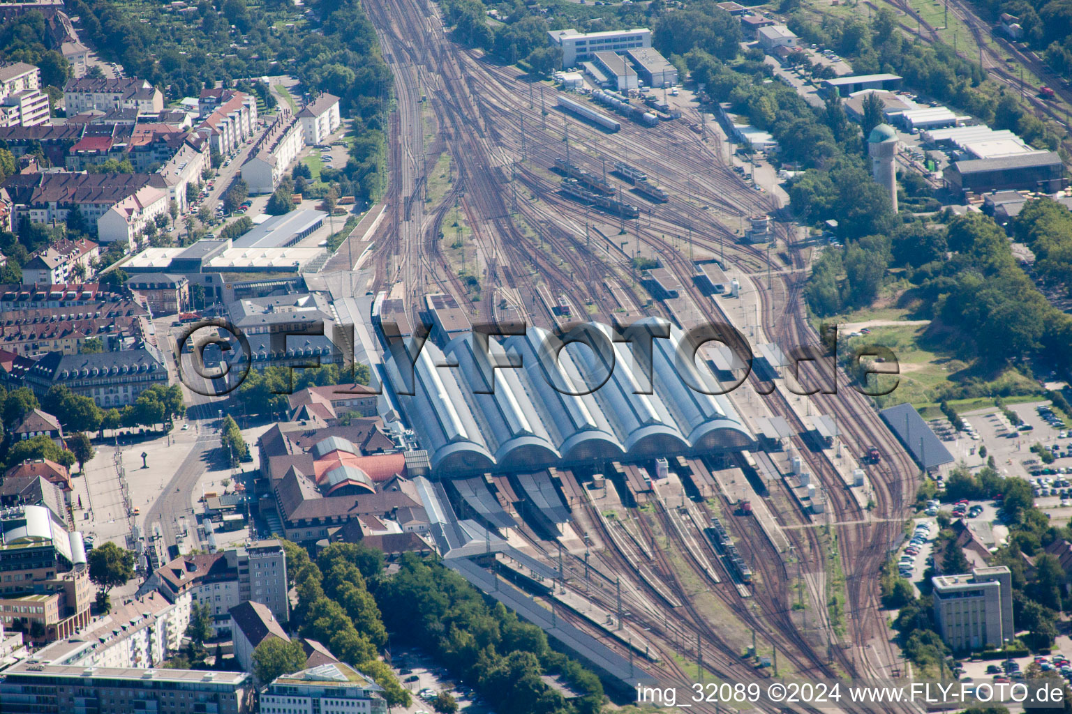 Voie et gare principale de la Deutsche Bahn à le quartier Südweststadt in Karlsruhe dans le département Bade-Wurtemberg, Allemagne hors des airs