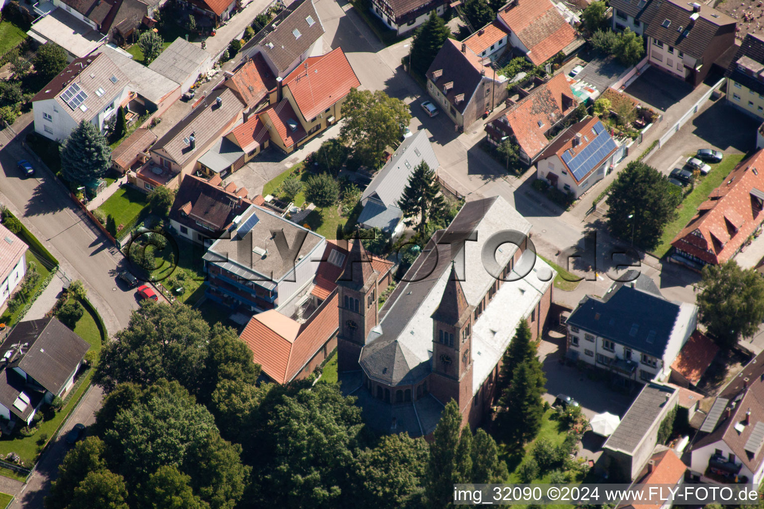 Photographie aérienne de Saint Cyriaque à le quartier Beiertheim-Bulach in Karlsruhe dans le département Bade-Wurtemberg, Allemagne