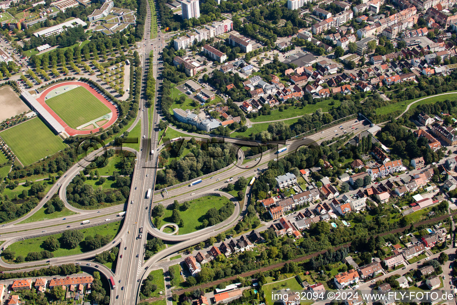 Orientation du trafic et chaussées au carrefour tangentiel sud jusqu'à la desserte A5 Karlsruhe Ettlingen devant le tunnel de l'Edeltrud à le quartier Beiertheim-Bulach in Karlsruhe dans le département Bade-Wurtemberg, Allemagne depuis l'avion