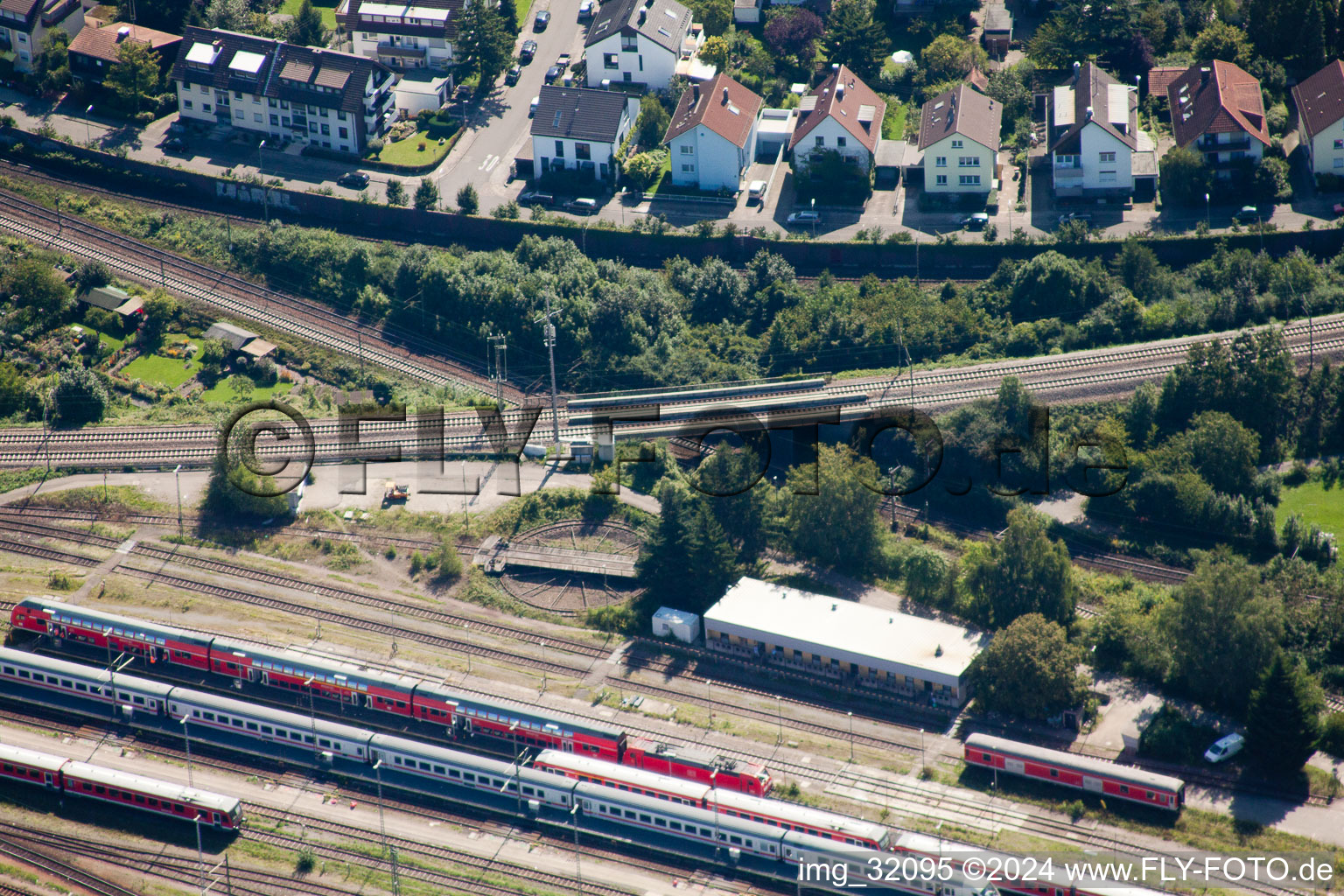 Vue aérienne de Systèmes de voies et voies ferrées à la rotonde (également hangar à locomotives, hall à locomotives ou hall à locomotives) du dépôt Dampflokfreunde Karlsruhe eV dans le quartier Beiertheim - Bulach à le quartier Beiertheim-Bulach in Karlsruhe dans le département Bade-Wurtemberg, Allemagne