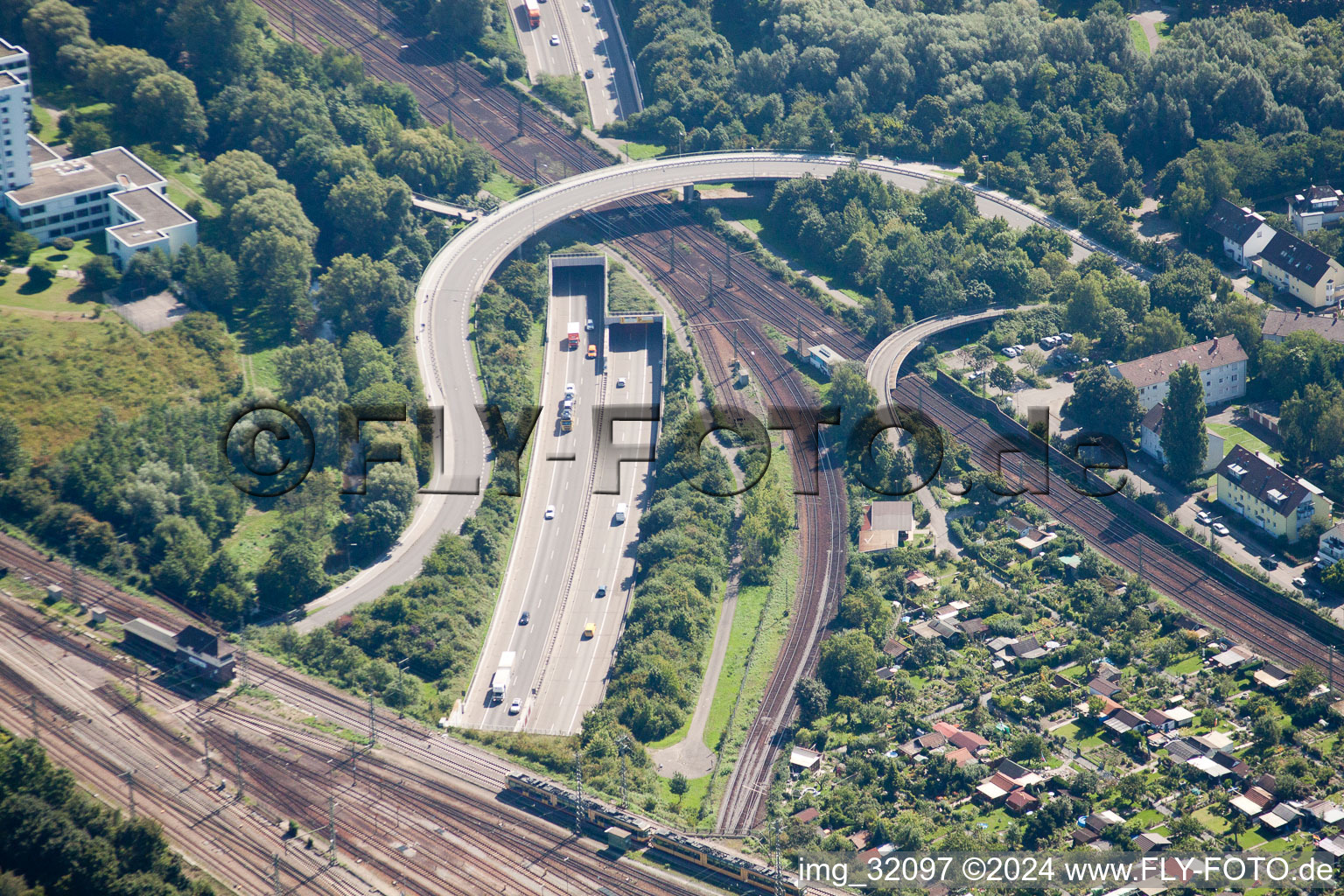 Enregistrement par drone de Entrée et sortie du tunnel Edeltrud sur la rocade sud, la route B10 traverse le tunnel dans le quartier Beiertheim - Bulach à le quartier Beiertheim-Bulach in Karlsruhe dans le département Bade-Wurtemberg, Allemagne