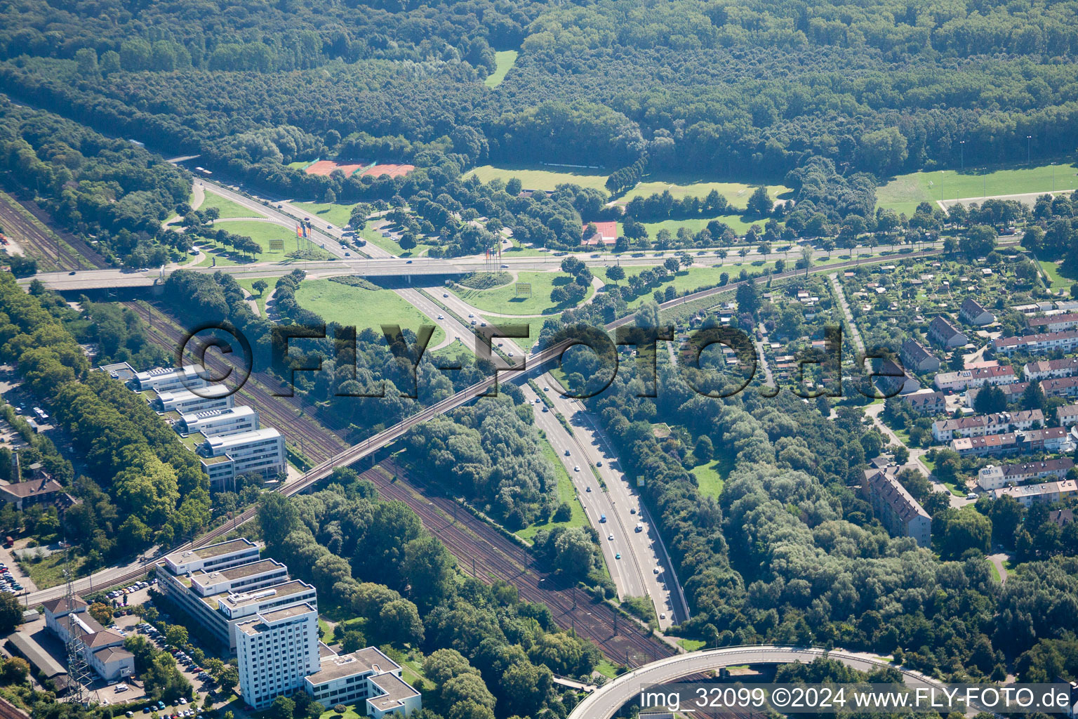 Image drone de Entrée et sortie du tunnel Edeltrud sur la tangente sud, la route B10 traverse le tunnel dans le quartier Beiertheim - Bulach à le quartier Beiertheim-Bulach in Karlsruhe dans le département Bade-Wurtemberg, Allemagne