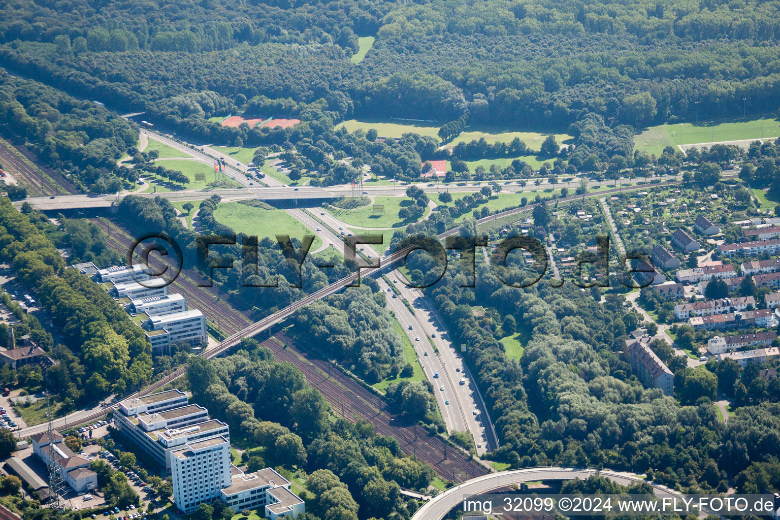 Image drone de Entrée et sortie du tunnel Edeltrud sur la rocade sud, la route B10 traverse le tunnel dans le quartier Beiertheim - Bulach à le quartier Beiertheim-Bulach in Karlsruhe dans le département Bade-Wurtemberg, Allemagne