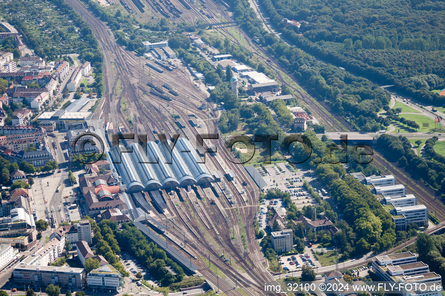 Voie et gare principale de la Deutsche Bahn à le quartier Südweststadt in Karlsruhe dans le département Bade-Wurtemberg, Allemagne vue d'en haut