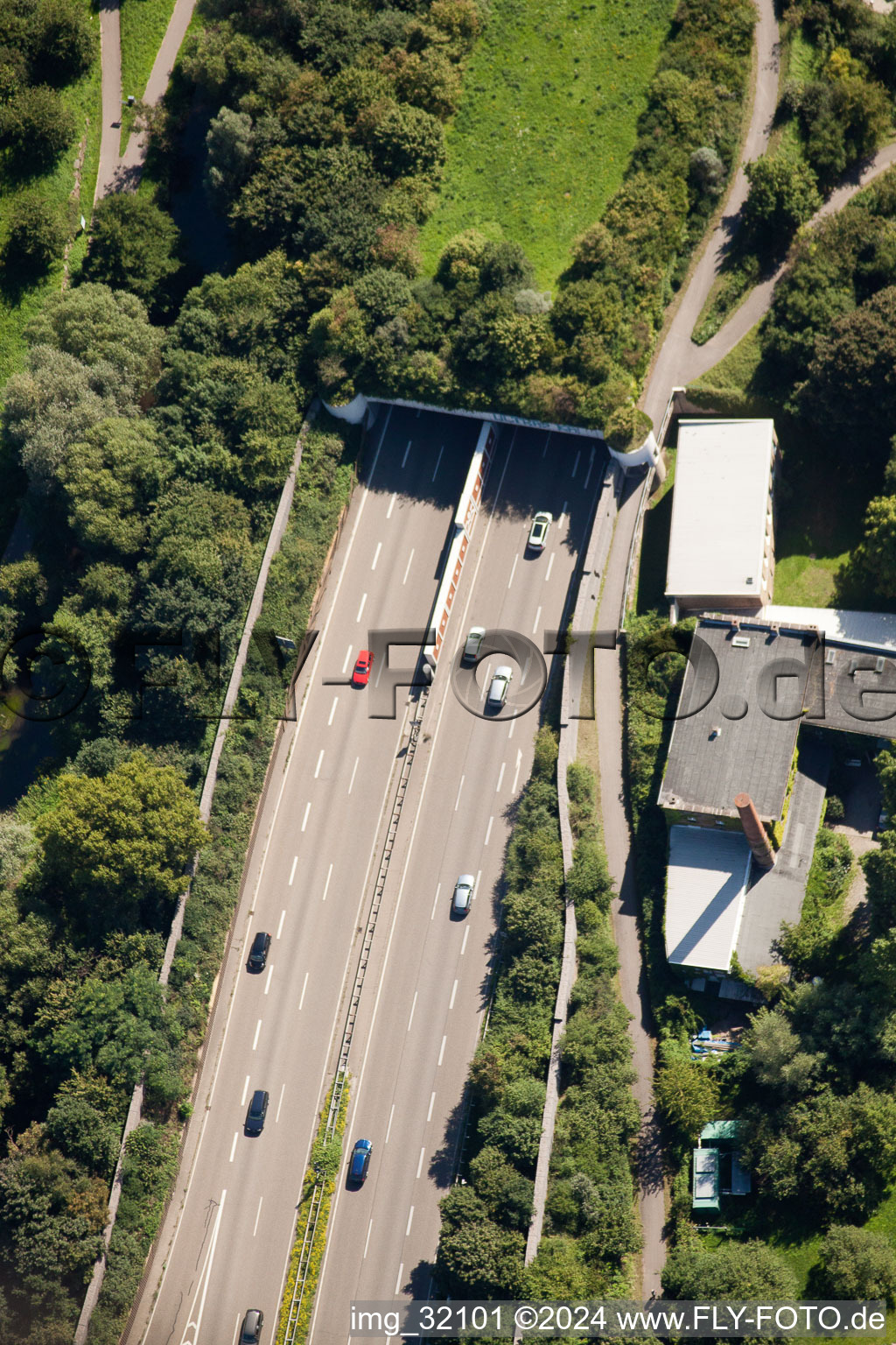 Entrée et sortie du tunnel Edeltrud sur la rocade sud, la route B10 traverse le tunnel dans le quartier Beiertheim - Bulach à le quartier Beiertheim-Bulach in Karlsruhe dans le département Bade-Wurtemberg, Allemagne du point de vue du drone