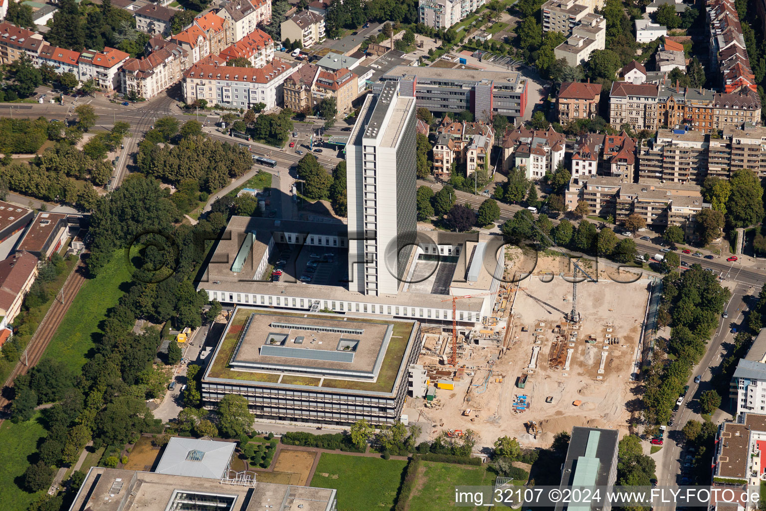 Vue aérienne de Chantier de construction d'un immeuble de bureaux du bâtiment administratif et commercial Deutsche Rentenversicherung Baden-Württemberg à le quartier Südweststadt in Karlsruhe dans le département Bade-Wurtemberg, Allemagne