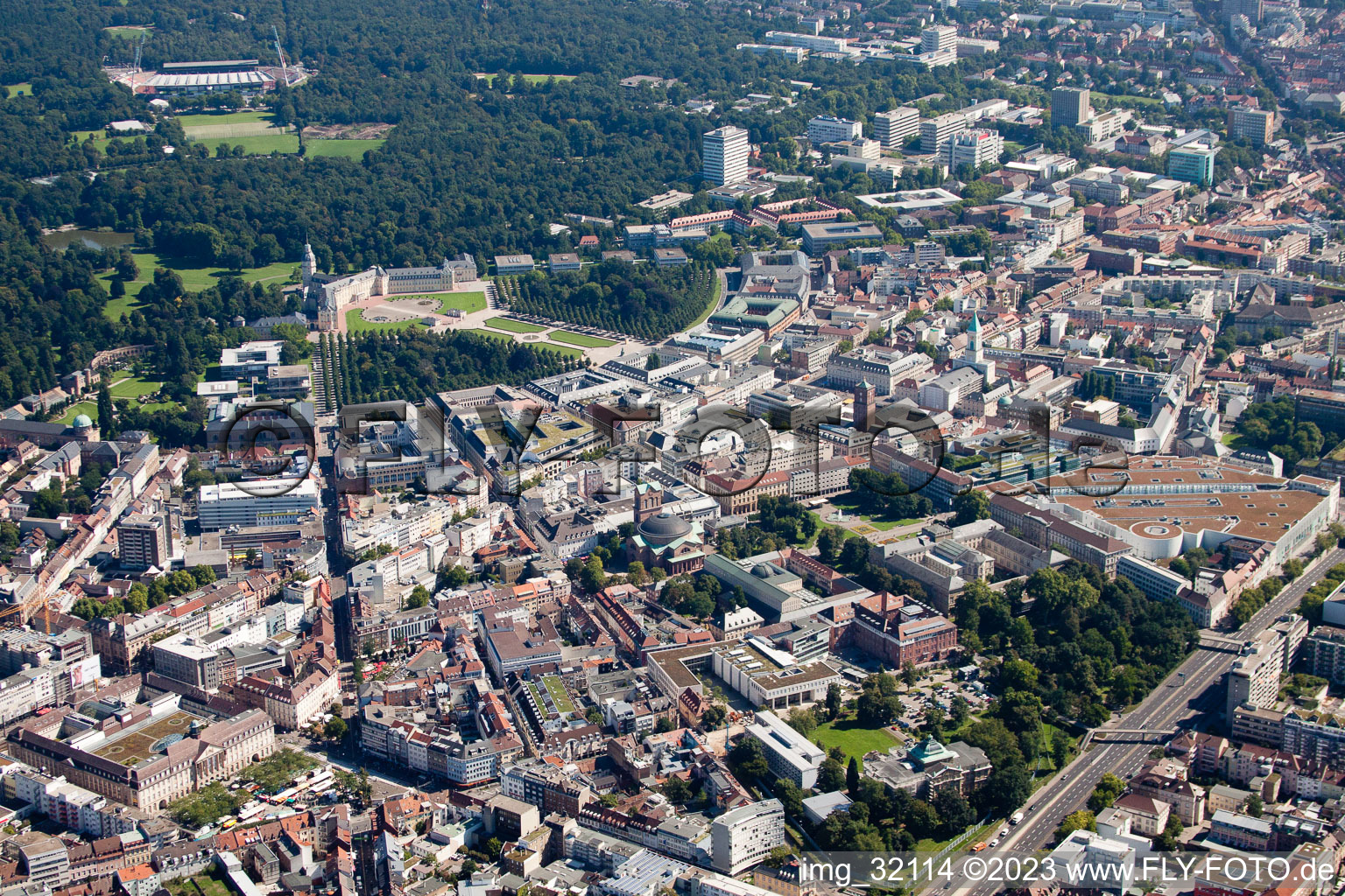 Vue aérienne de Herrenstrasse Cour fédérale de justice à le quartier Innenstadt-West in Karlsruhe dans le département Bade-Wurtemberg, Allemagne