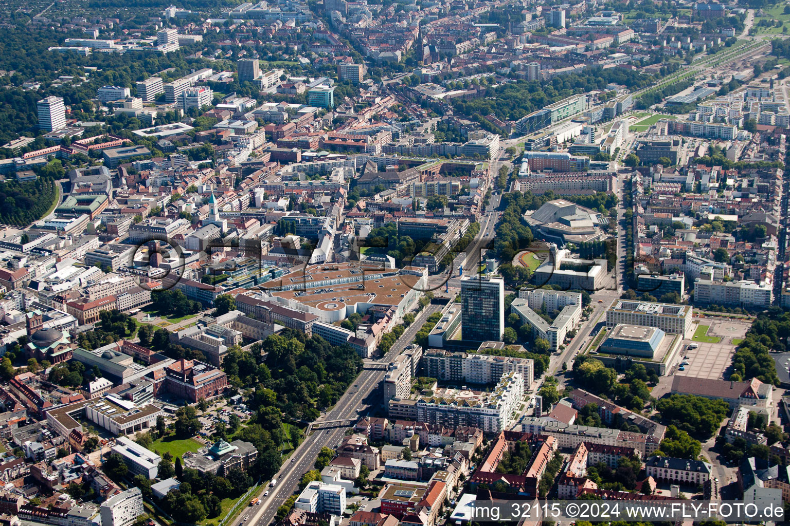 Vue aérienne de Centre Ettlingertor à le quartier Südweststadt in Karlsruhe dans le département Bade-Wurtemberg, Allemagne