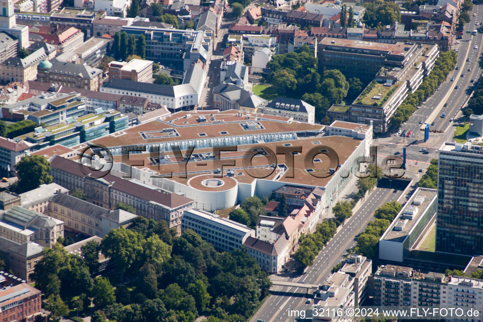 Vue aérienne de Centre Ettlingertor à le quartier Innenstadt-West in Karlsruhe dans le département Bade-Wurtemberg, Allemagne