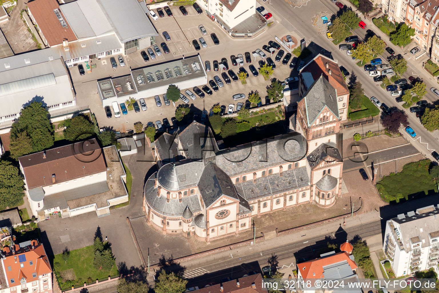 Vue aérienne de Clocher et toit de la tour de l'église catholique de Saint-Boniface à le quartier Weststadt in Karlsruhe dans le département Bade-Wurtemberg, Allemagne