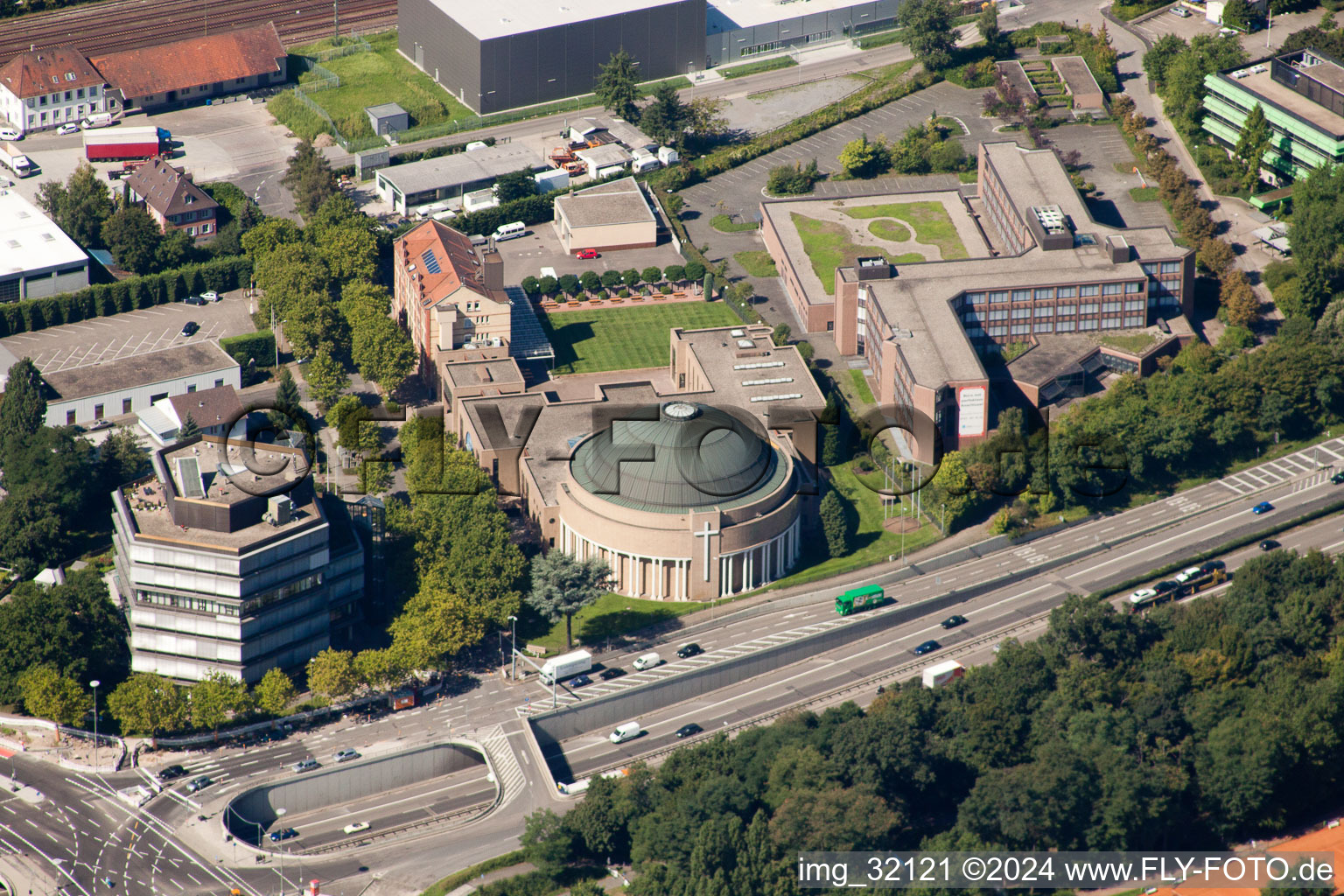 Vue aérienne de Cruche fraîche, Cathédrale du Christ à le quartier Grünwinkel in Karlsruhe dans le département Bade-Wurtemberg, Allemagne