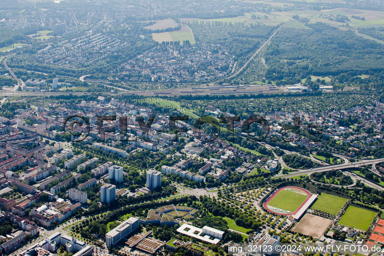 Vue aérienne de Quartier Südweststadt à le quartier Beiertheim-Bulach in Karlsruhe dans le département Bade-Wurtemberg, Allemagne