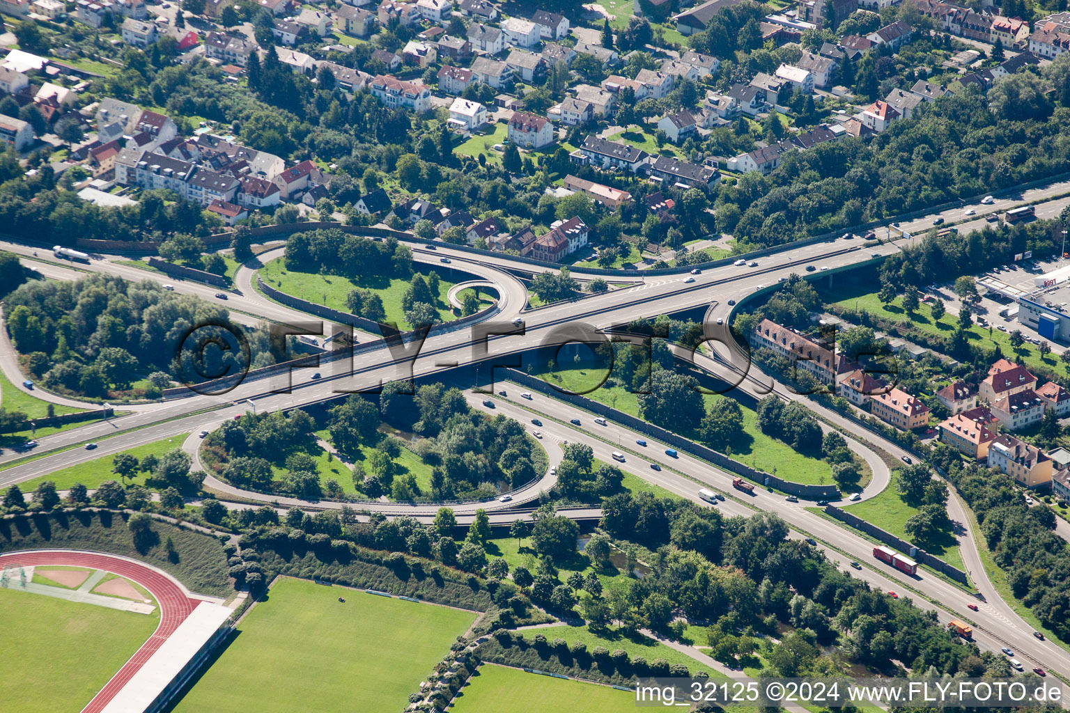 Vue d'oiseau de Orientation du trafic et chaussées au carrefour tangentiel sud jusqu'à la desserte A5 Karlsruhe Ettlingen devant le tunnel de l'Edeltrud à le quartier Beiertheim-Bulach in Karlsruhe dans le département Bade-Wurtemberg, Allemagne