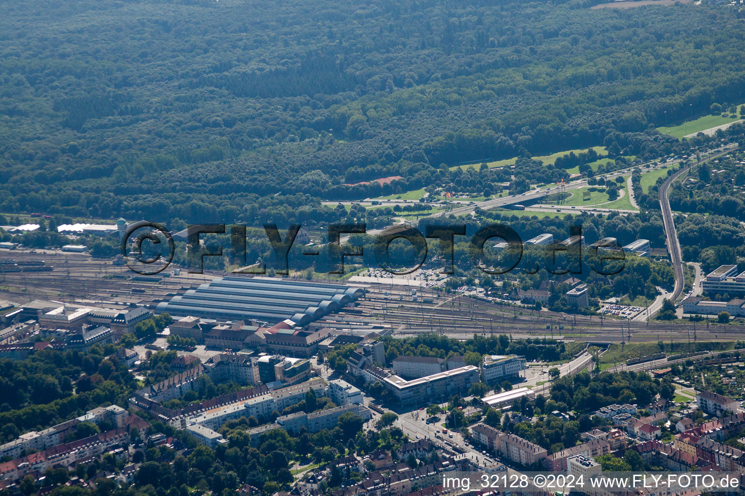 Voie et gare principale de la Deutsche Bahn à le quartier Südweststadt in Karlsruhe dans le département Bade-Wurtemberg, Allemagne depuis l'avion