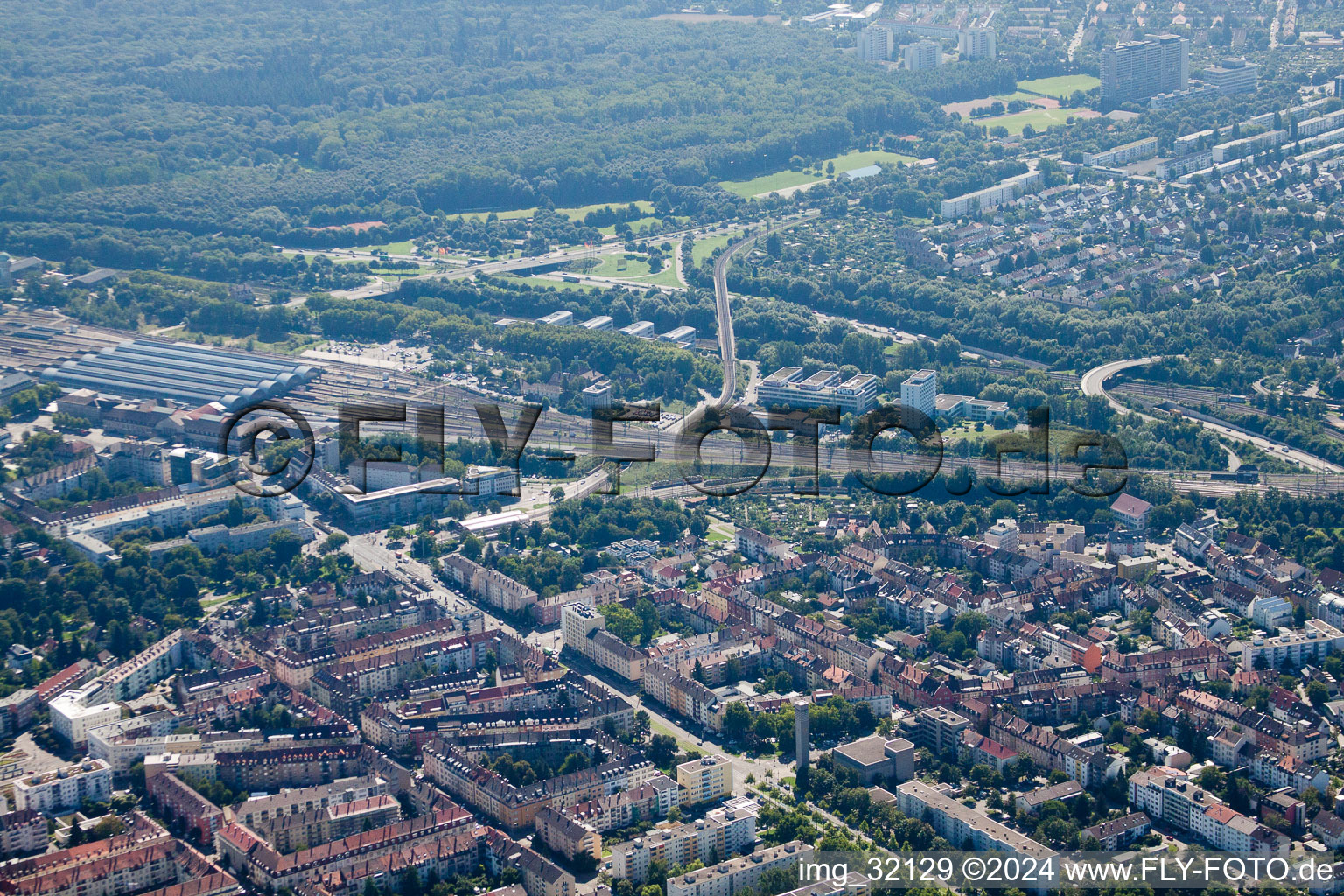 Vue d'oiseau de Voie et gare principale de la Deutsche Bahn à le quartier Südweststadt in Karlsruhe dans le département Bade-Wurtemberg, Allemagne