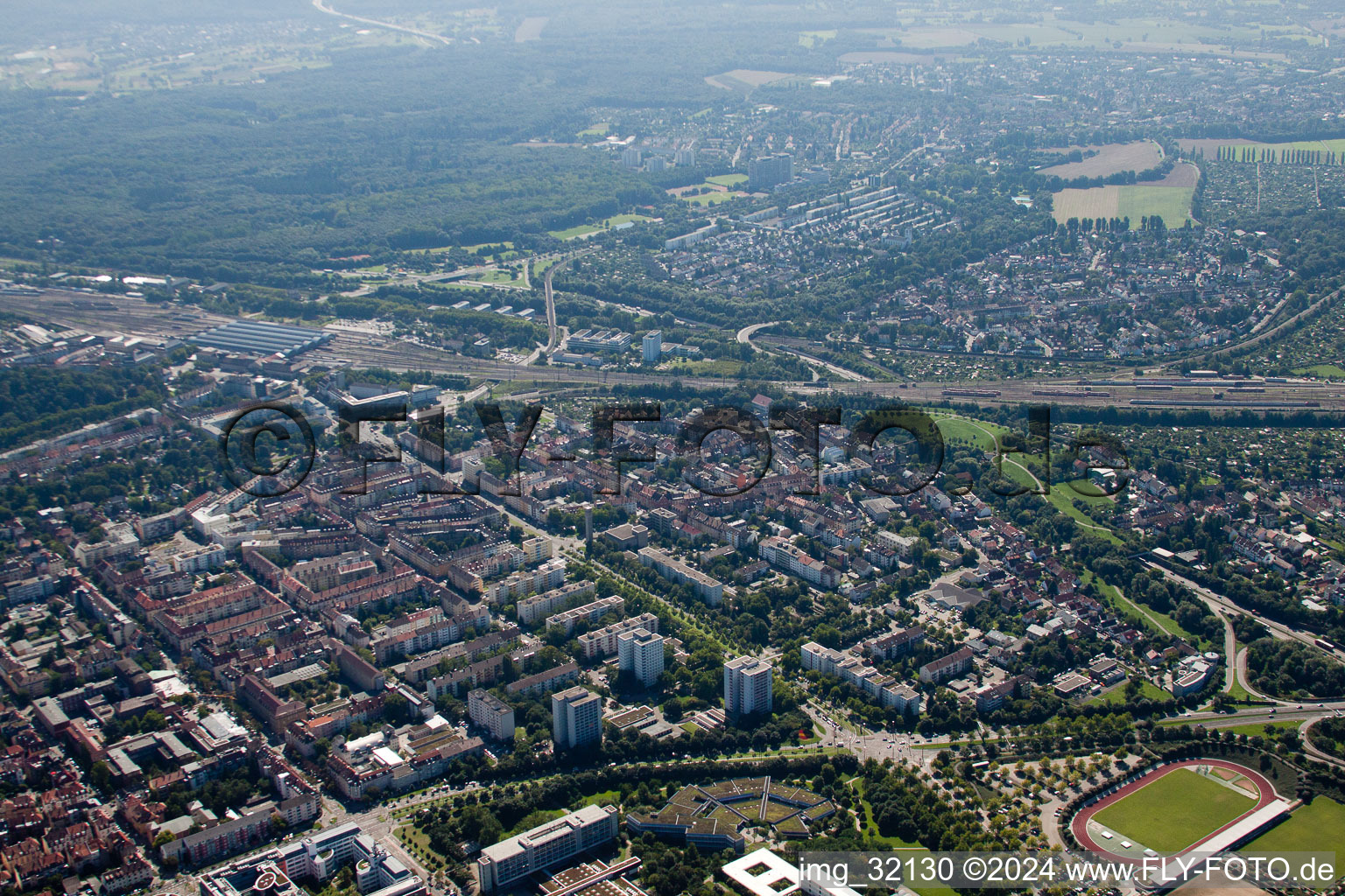 Voie et gare principale de la Deutsche Bahn à le quartier Südweststadt in Karlsruhe dans le département Bade-Wurtemberg, Allemagne vue du ciel